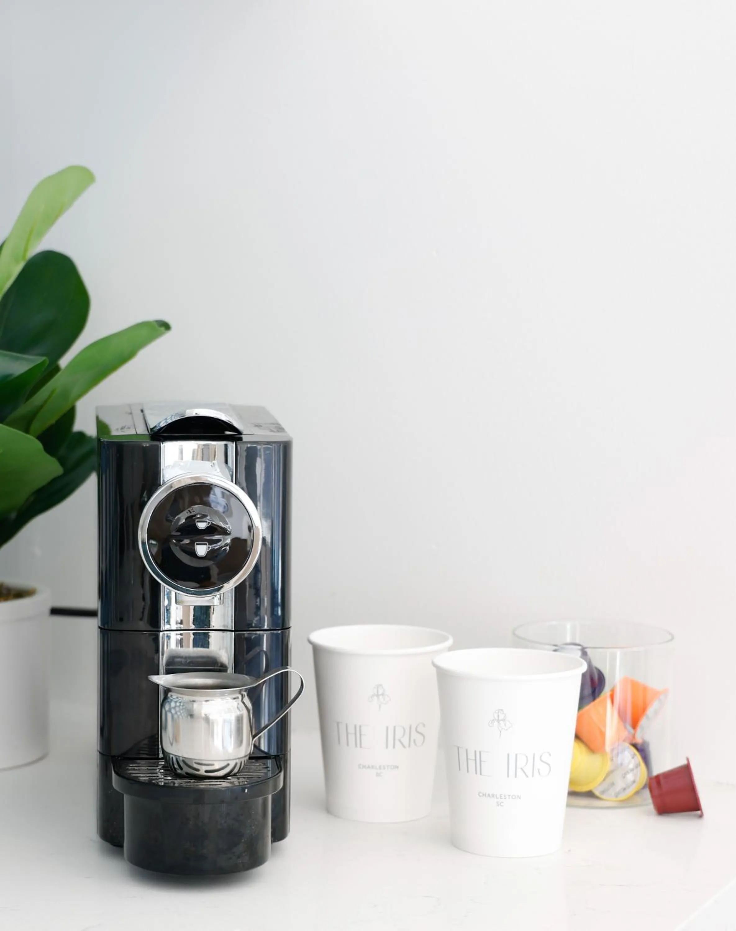 Coffee/tea facilities in The Iris