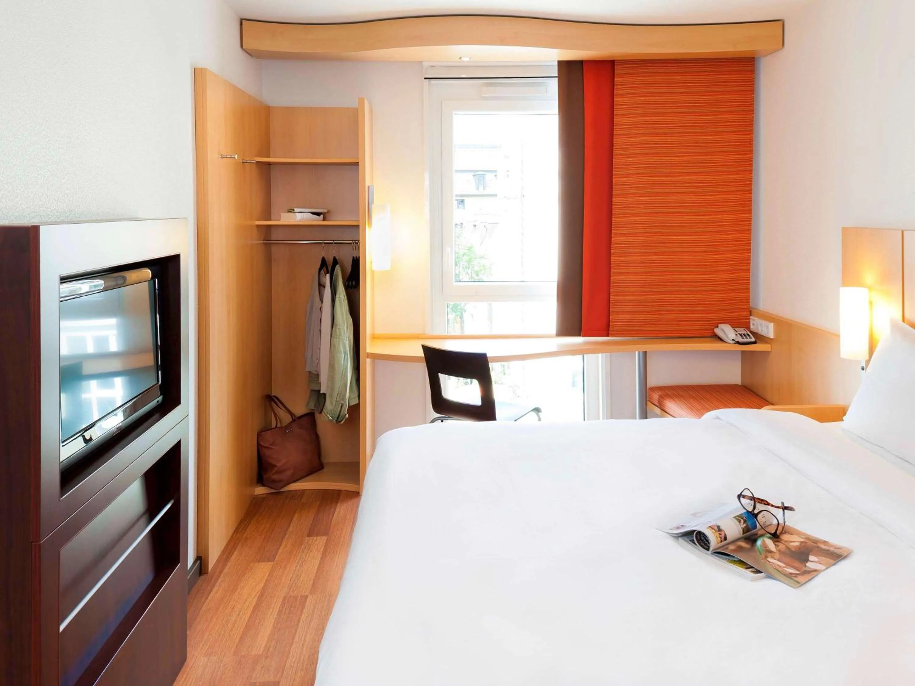 Photo of the whole room, Bed in Ibis Milano Centro