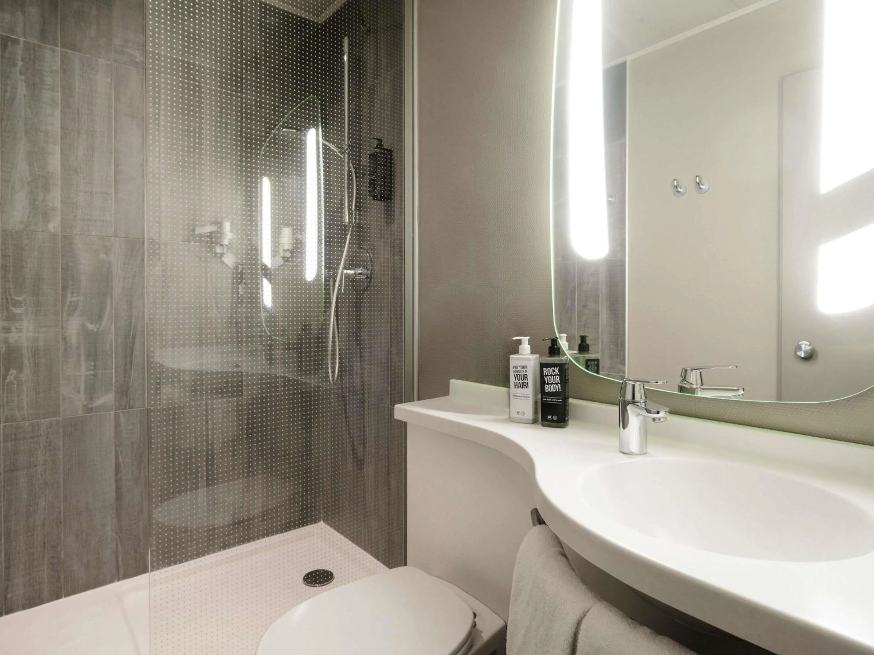 Bedroom in Ibis Milano Centro