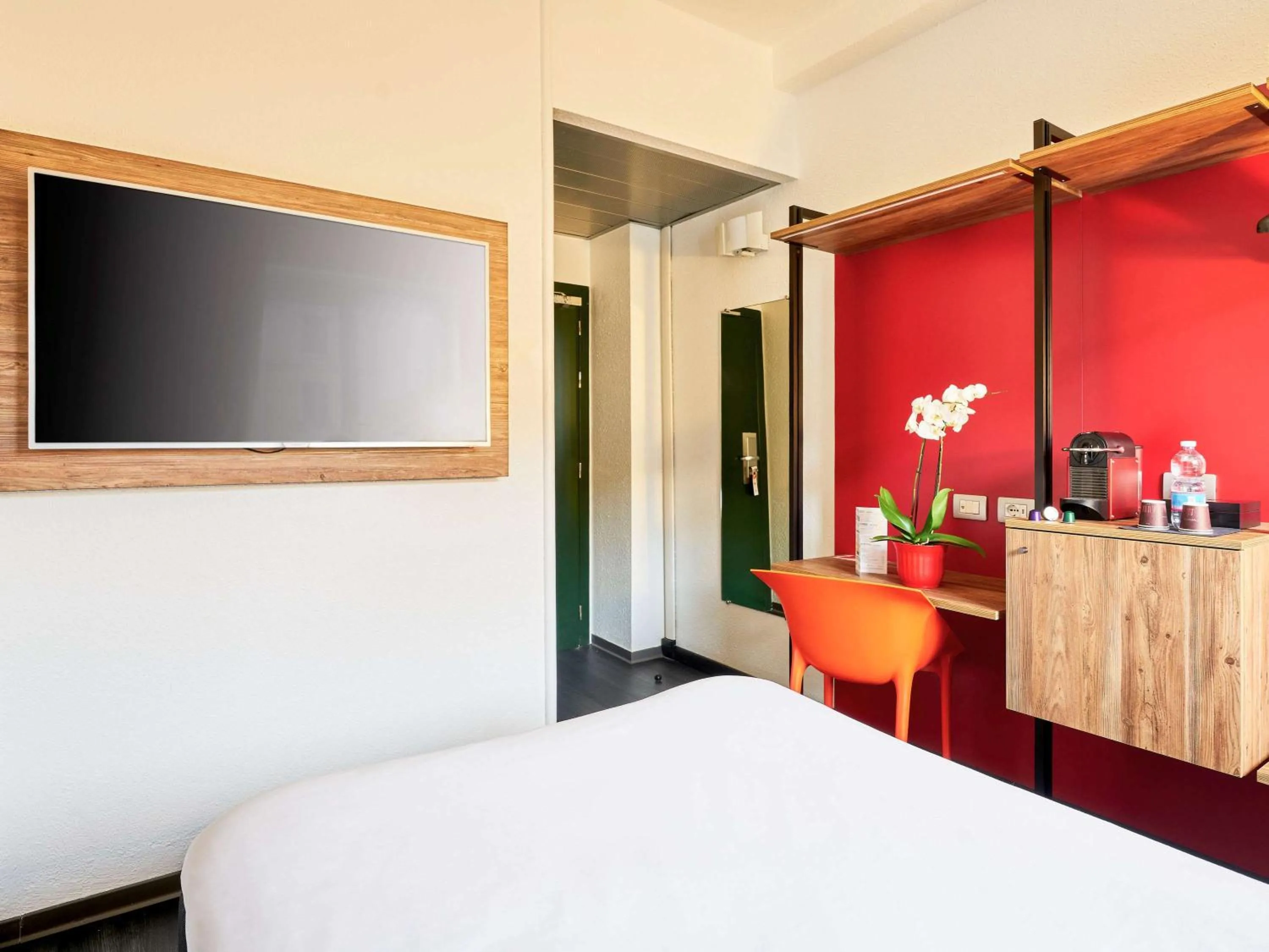 Photo of the whole room, Bed in Ibis Milano Centro