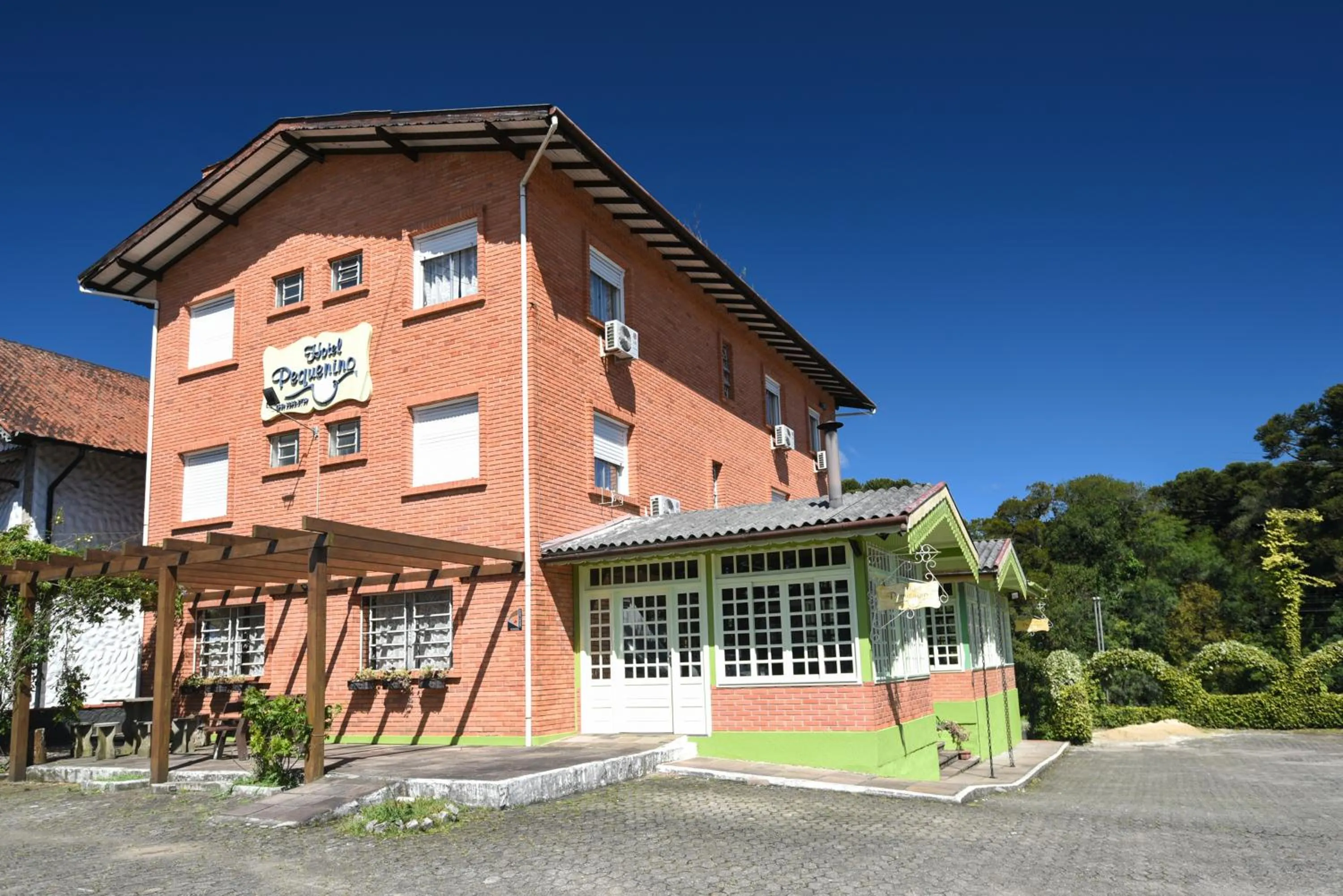 Property building in Hotel Pequenino
