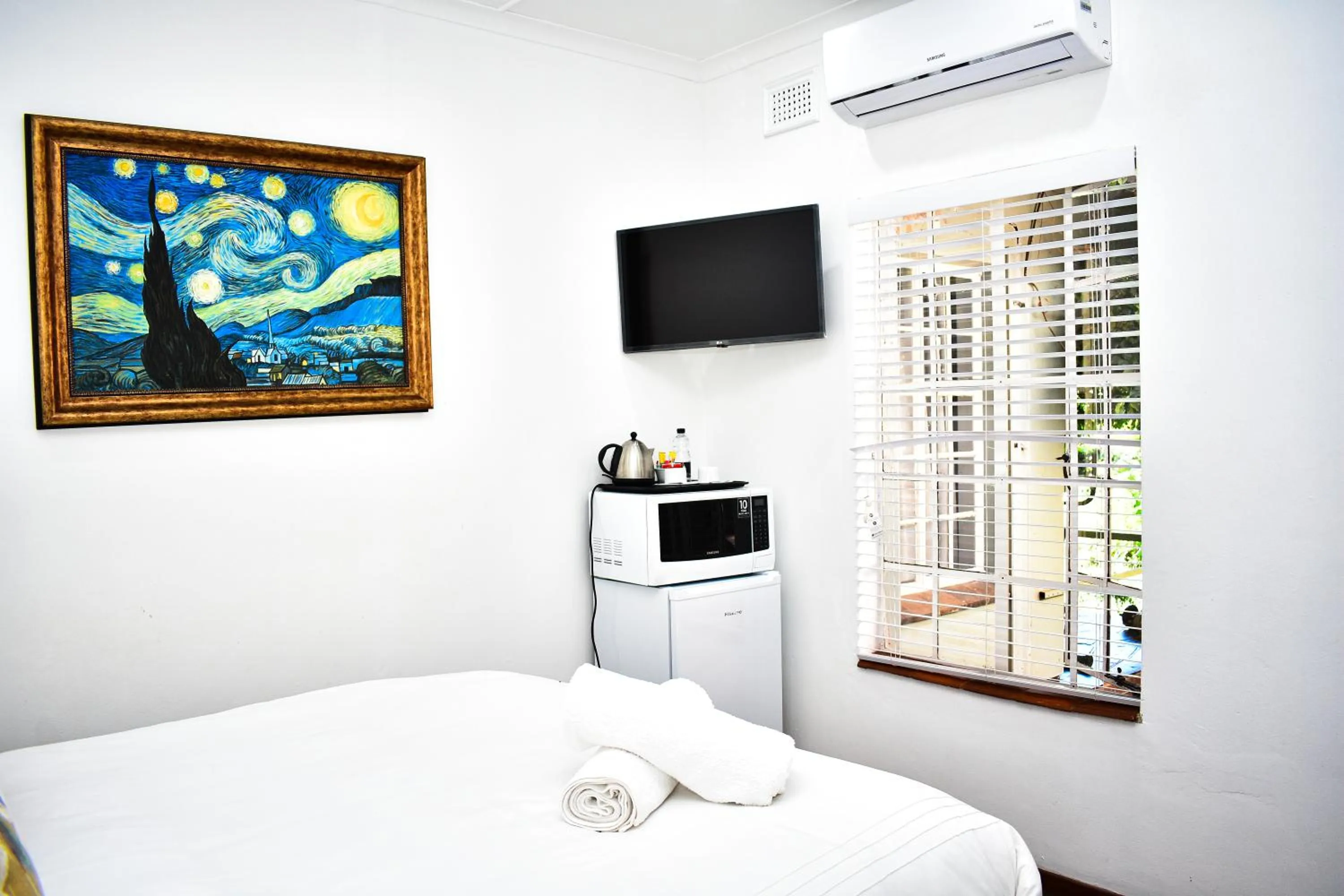 Bed in Heroes Garden Lodge