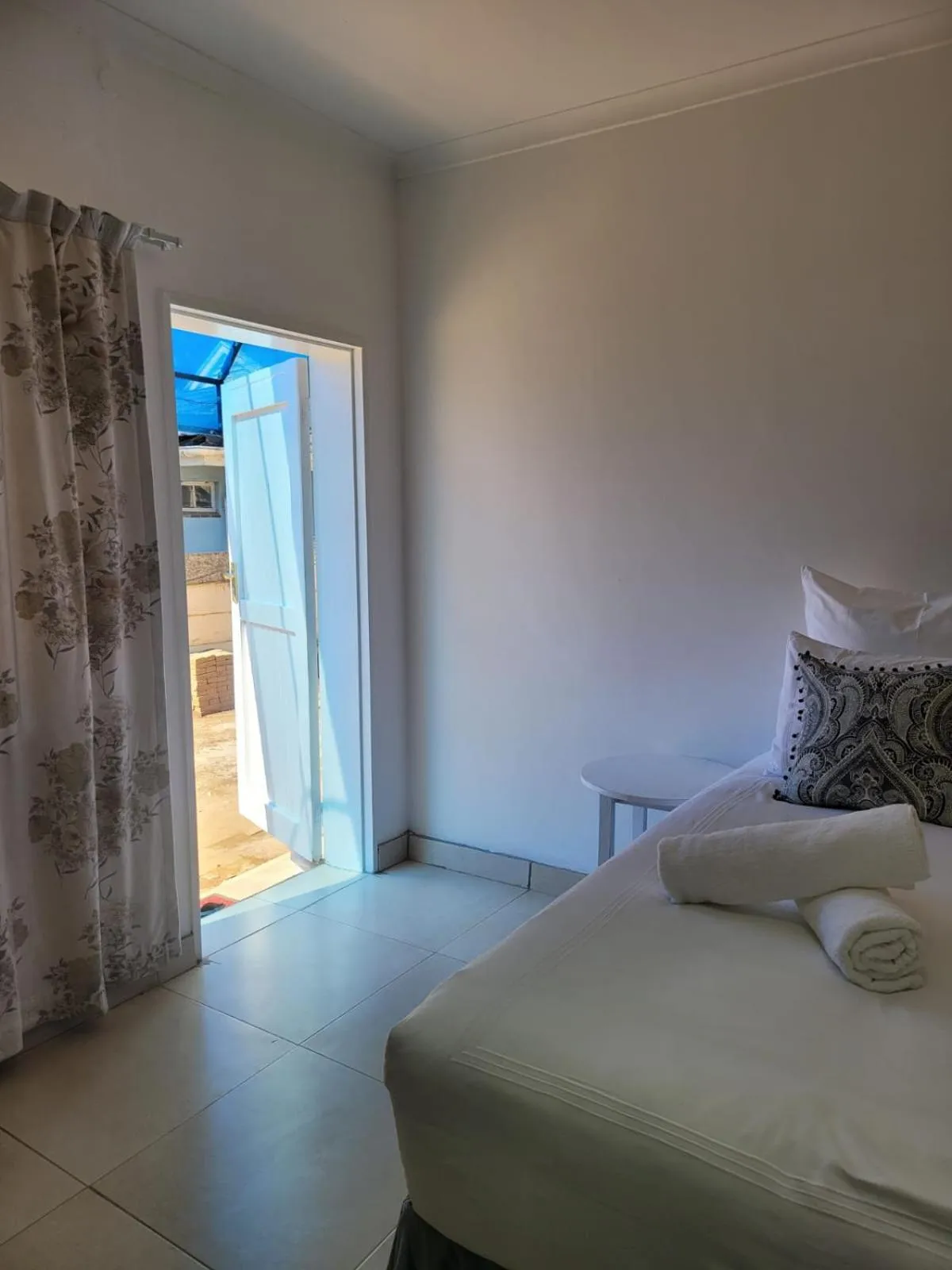 Bed in Heroes Garden Lodge