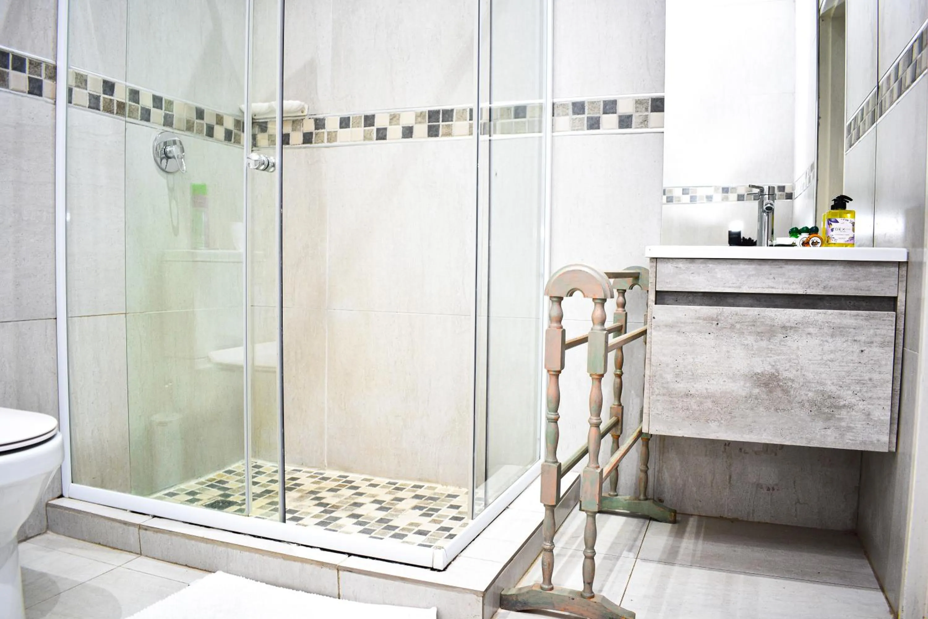 Shower in Heroes Garden Lodge