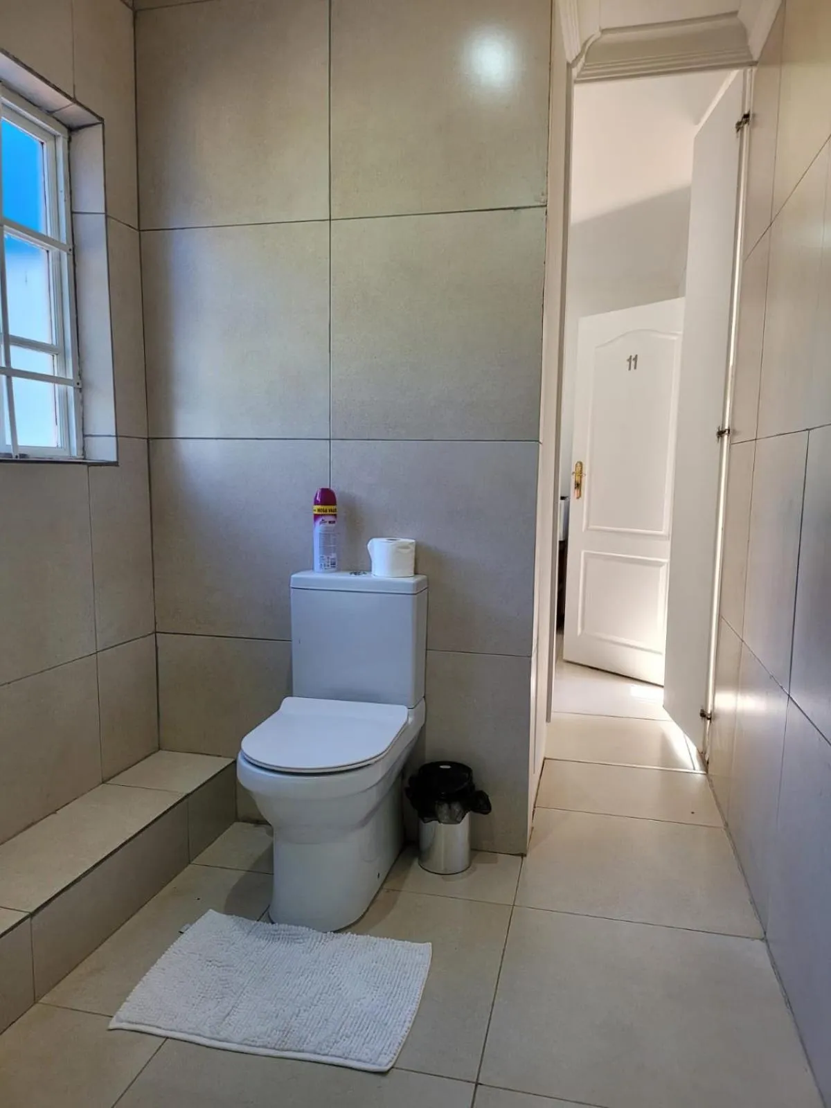 Toilet in Heroes Garden Lodge