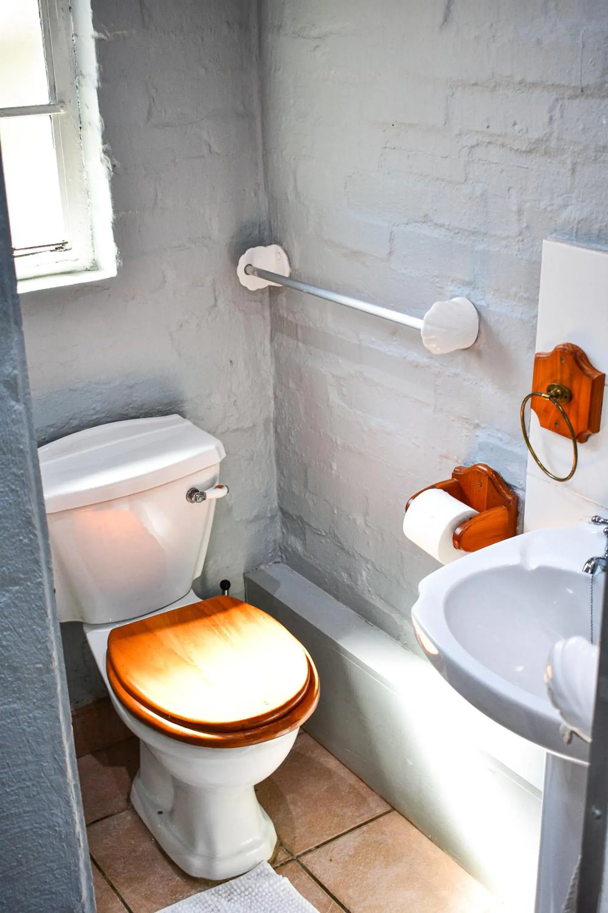 Double Room with Private Bathroom in Heroes Garden Lodge Double Room with Private Bathroom in Heroes Garden Lodge