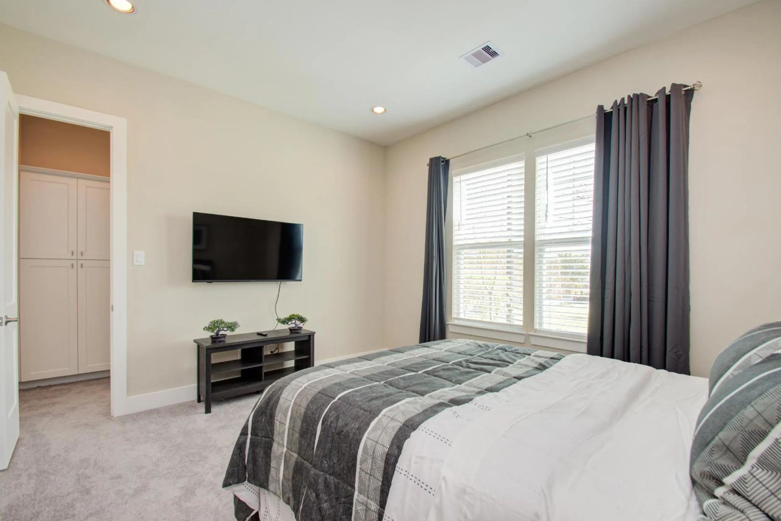 Bed in Elegant East Downtown House Houston TX