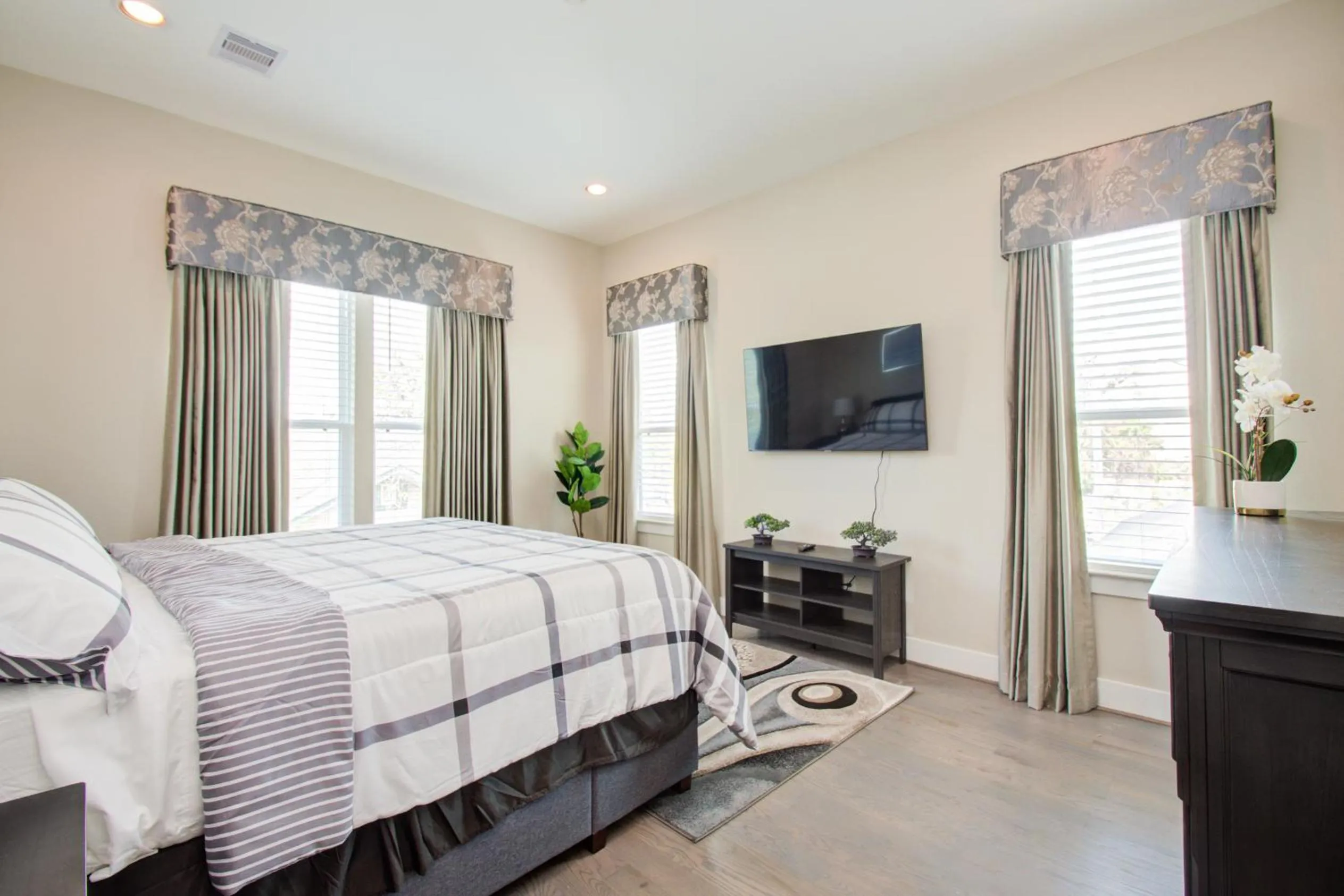 Bed in Elegant East Downtown House Houston TX