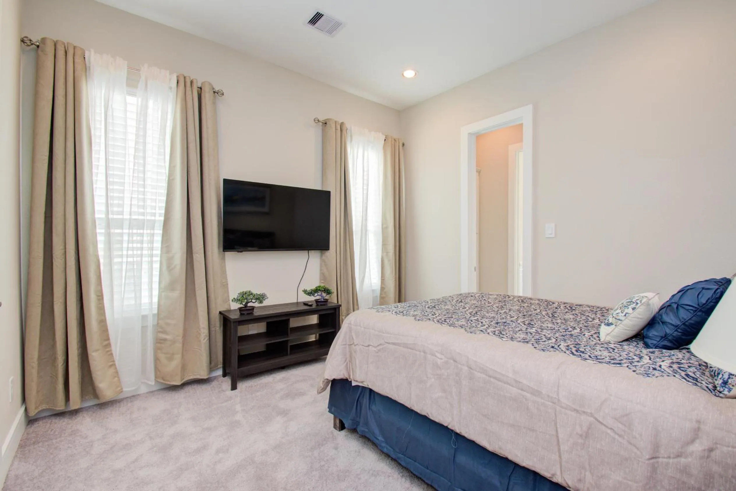 TV and multimedia, Bed in Elegant East Downtown House Houston TX