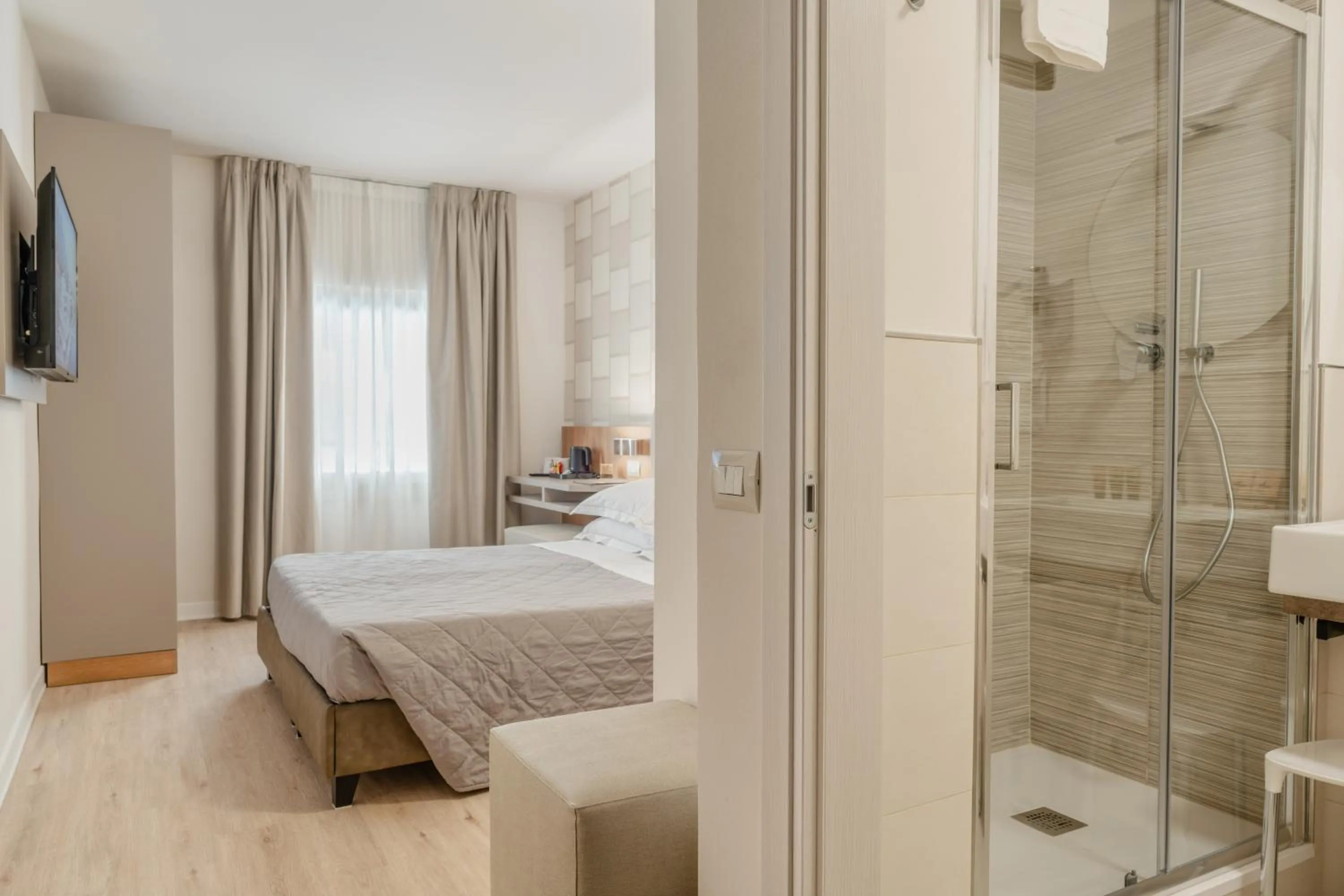 Bathroom, Bed in Hotel Du Lac Gardone Riviera