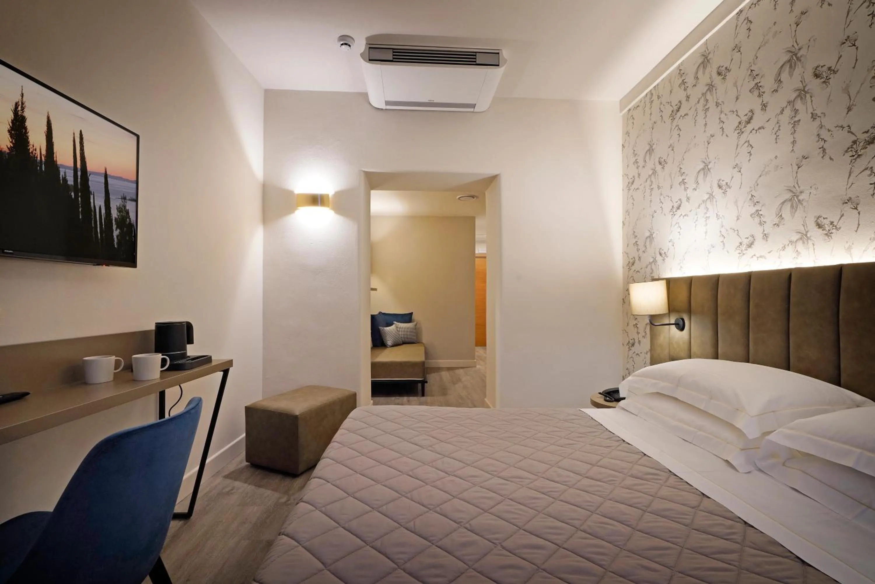 TV and multimedia, Bed in Hotel Du Lac Gardone Riviera