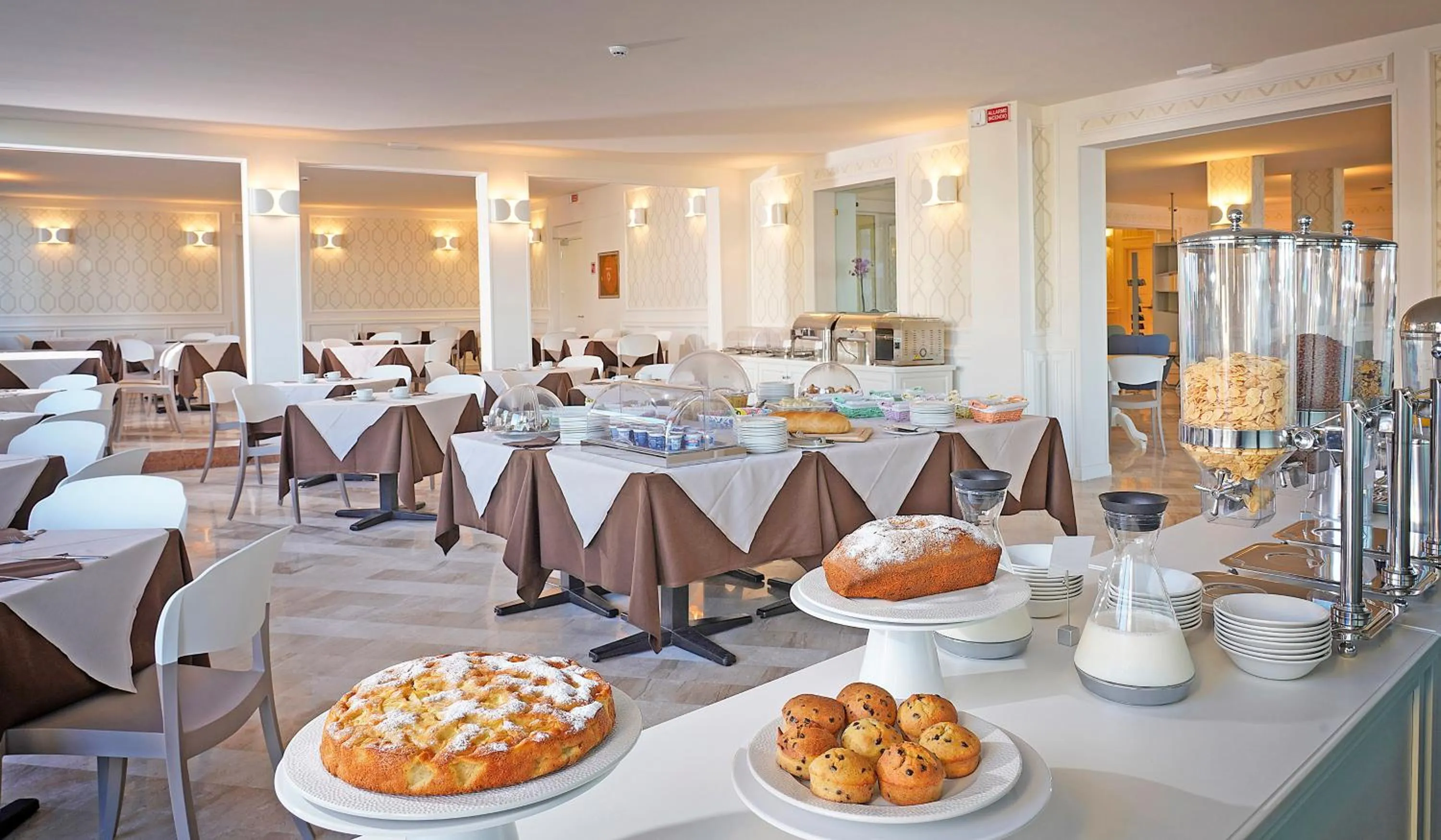 Lounge or bar in Hotel Du Lac Gardone Riviera