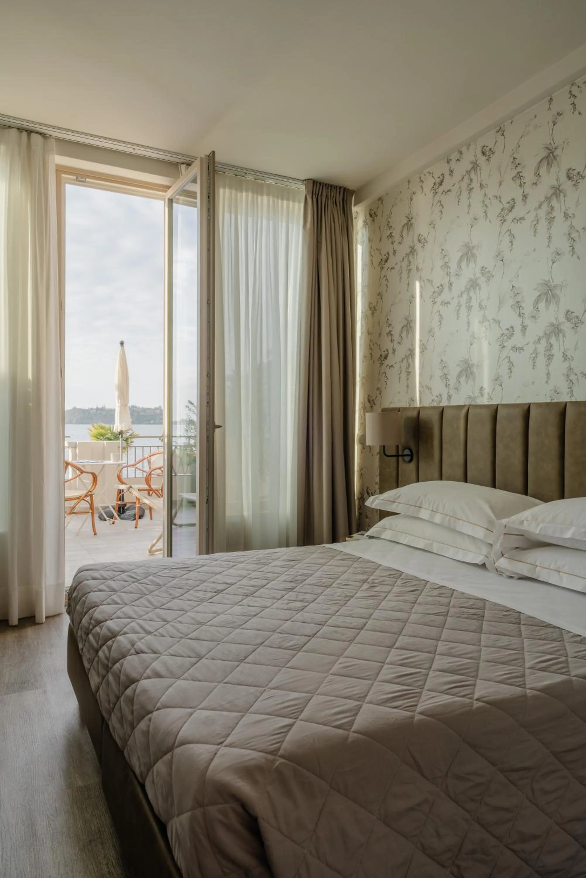 Balcony/Terrace, Bed in Hotel Du Lac Gardone Riviera