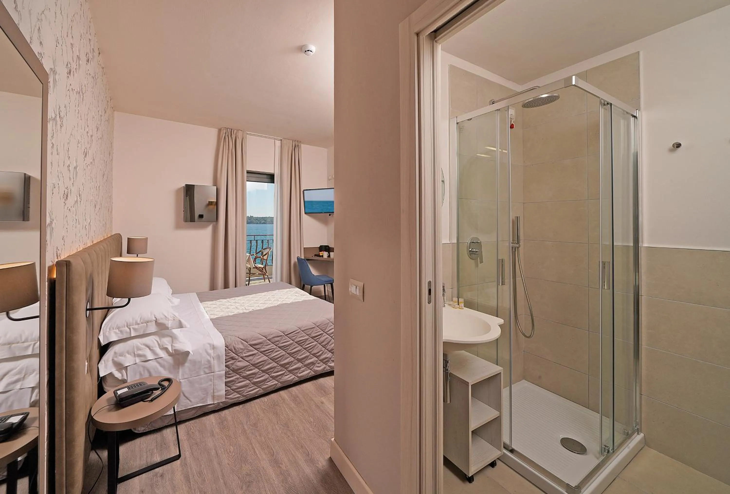 Bathroom, Bed in Hotel Du Lac Gardone Riviera