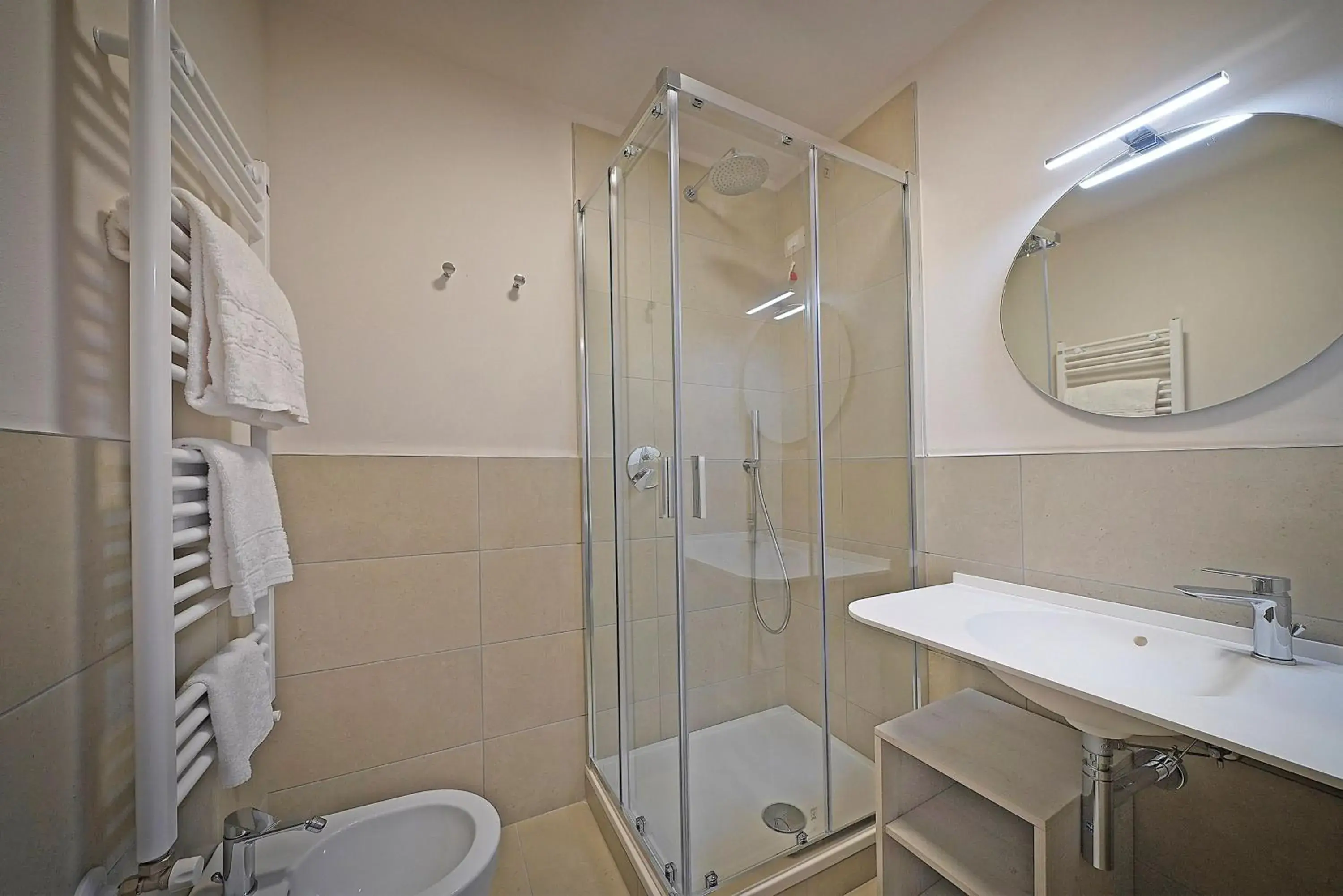 Shower, Bathroom in Hotel Du Lac