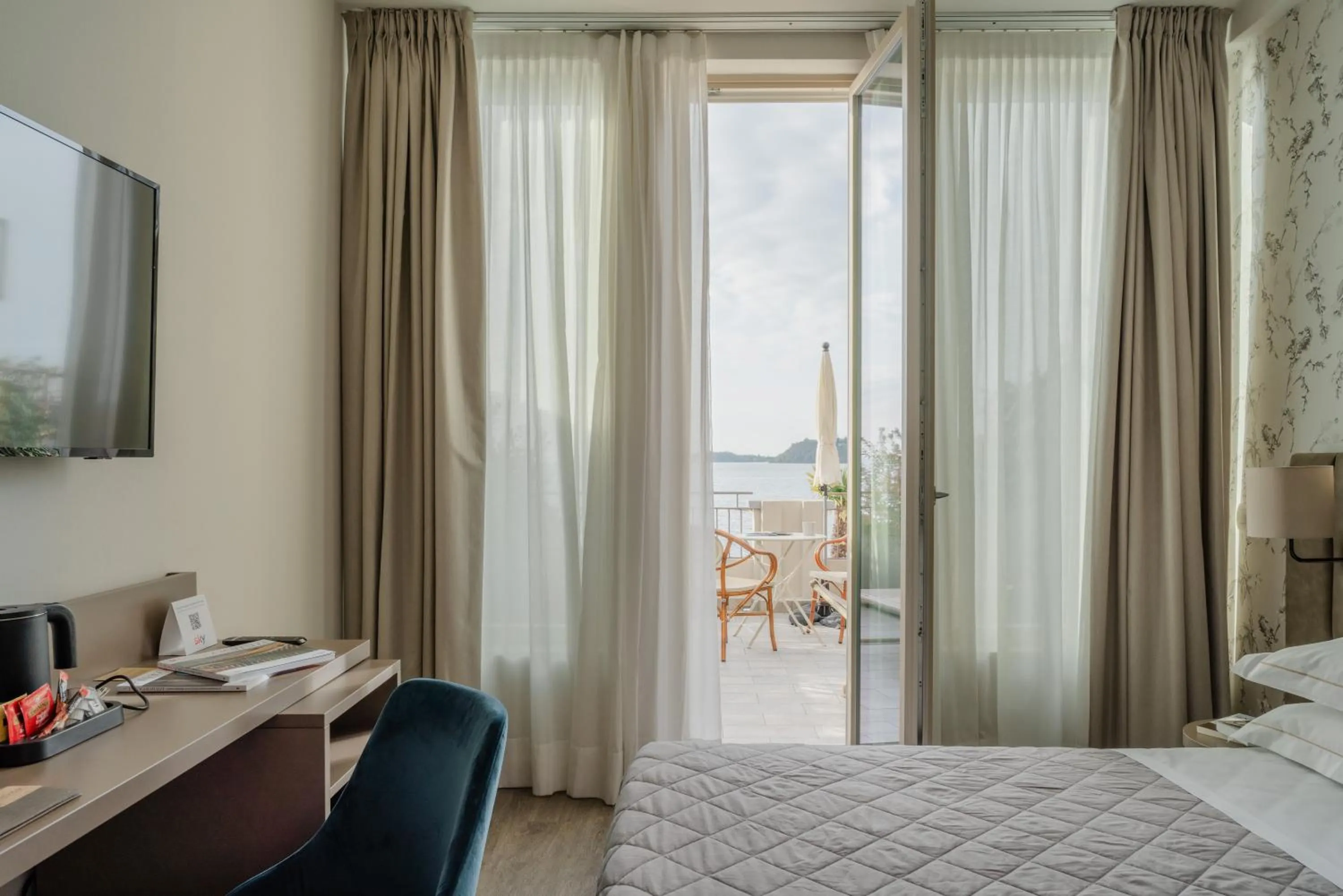 Balcony/Terrace, Bed in Hotel Du Lac Gardone Riviera