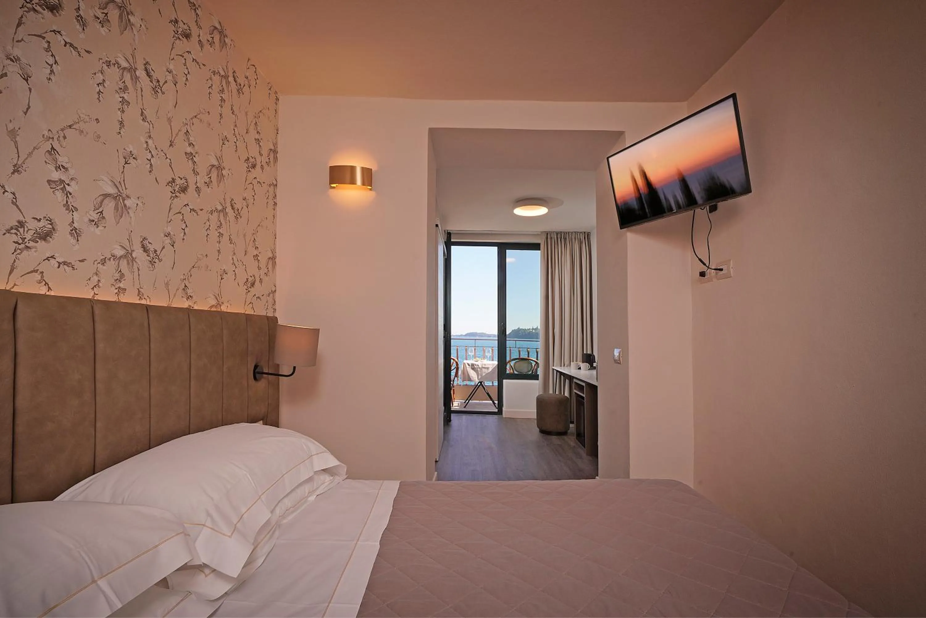 Photo of the whole room, Bed in Hotel Du Lac Gardone Riviera