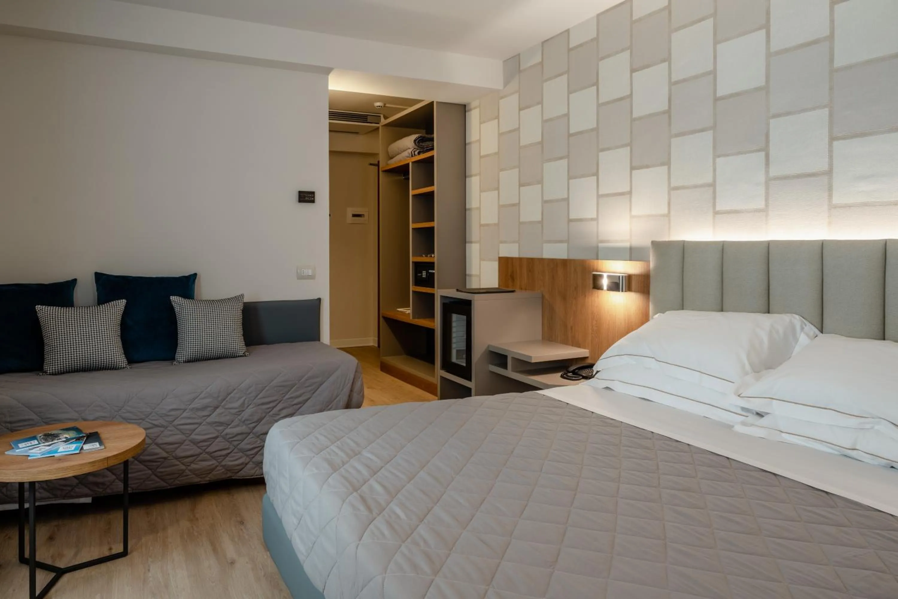 Bedroom, Bed in Hotel Du Lac Gardone Riviera