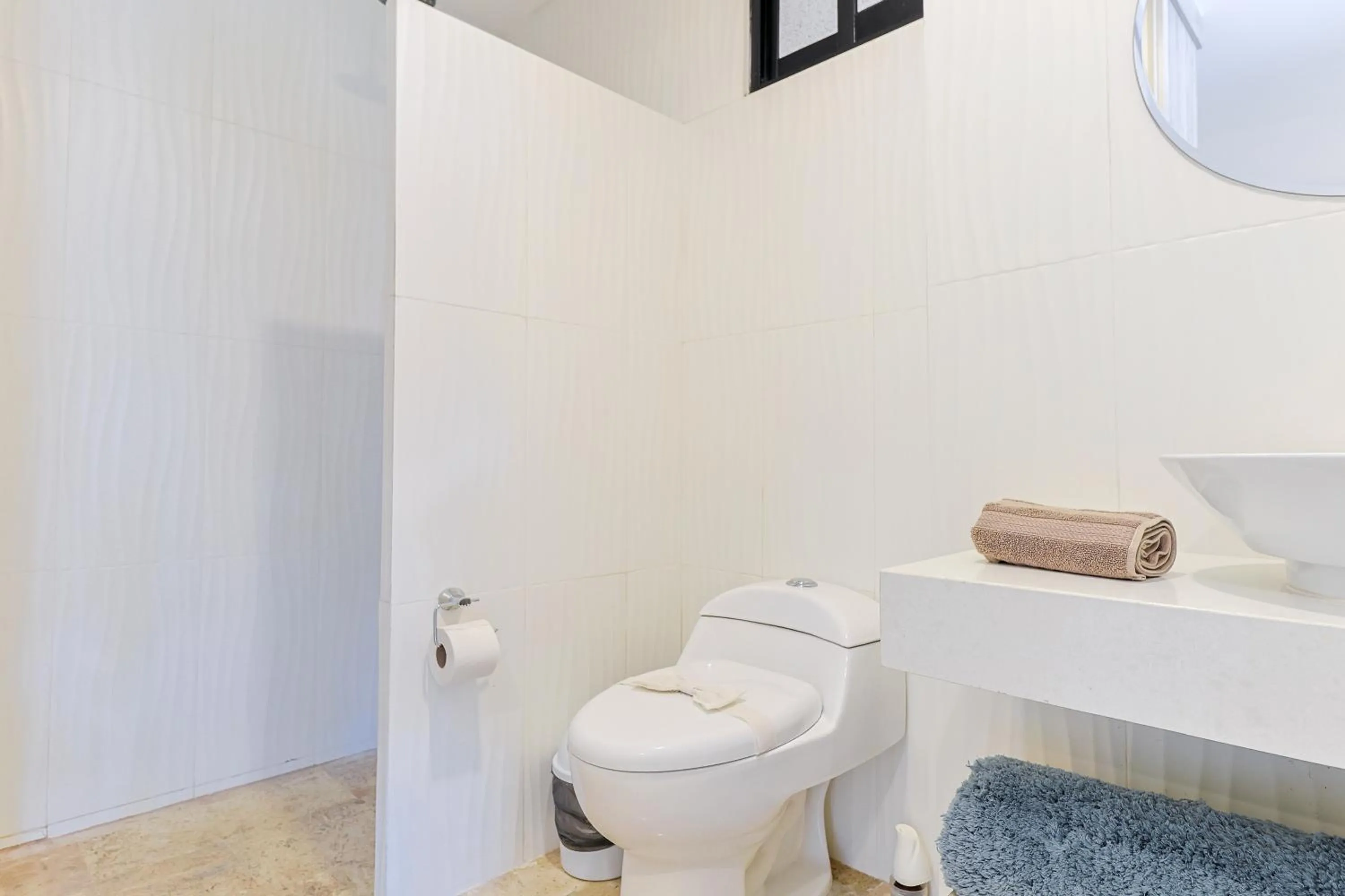 Bathroom in Torre Diez by Grupo Amber