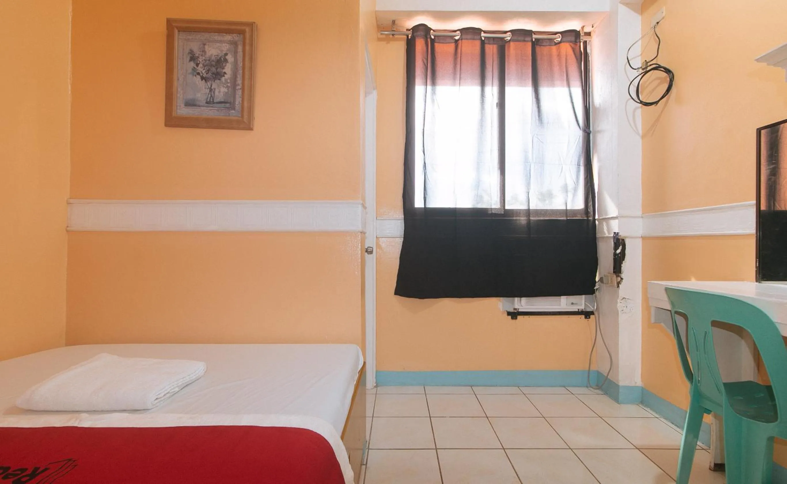 Photo of the whole room, Bed in RedDoorz at Amora Villa Apartelle