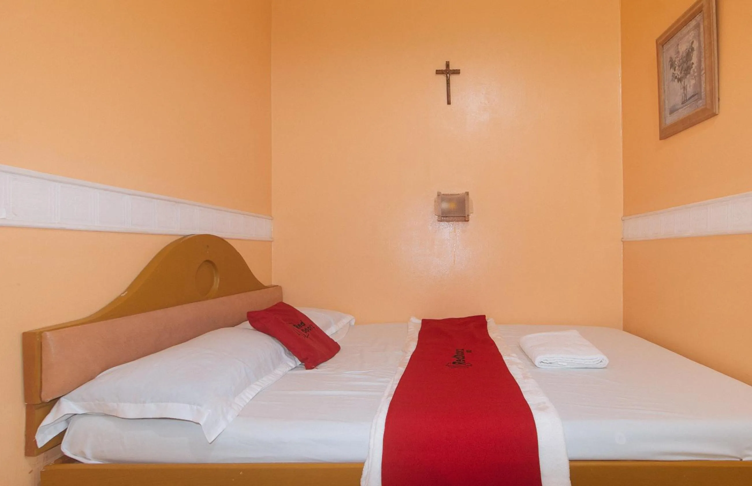 Photo of the whole room, Bed in RedDoorz at Amora Villa Apartelle