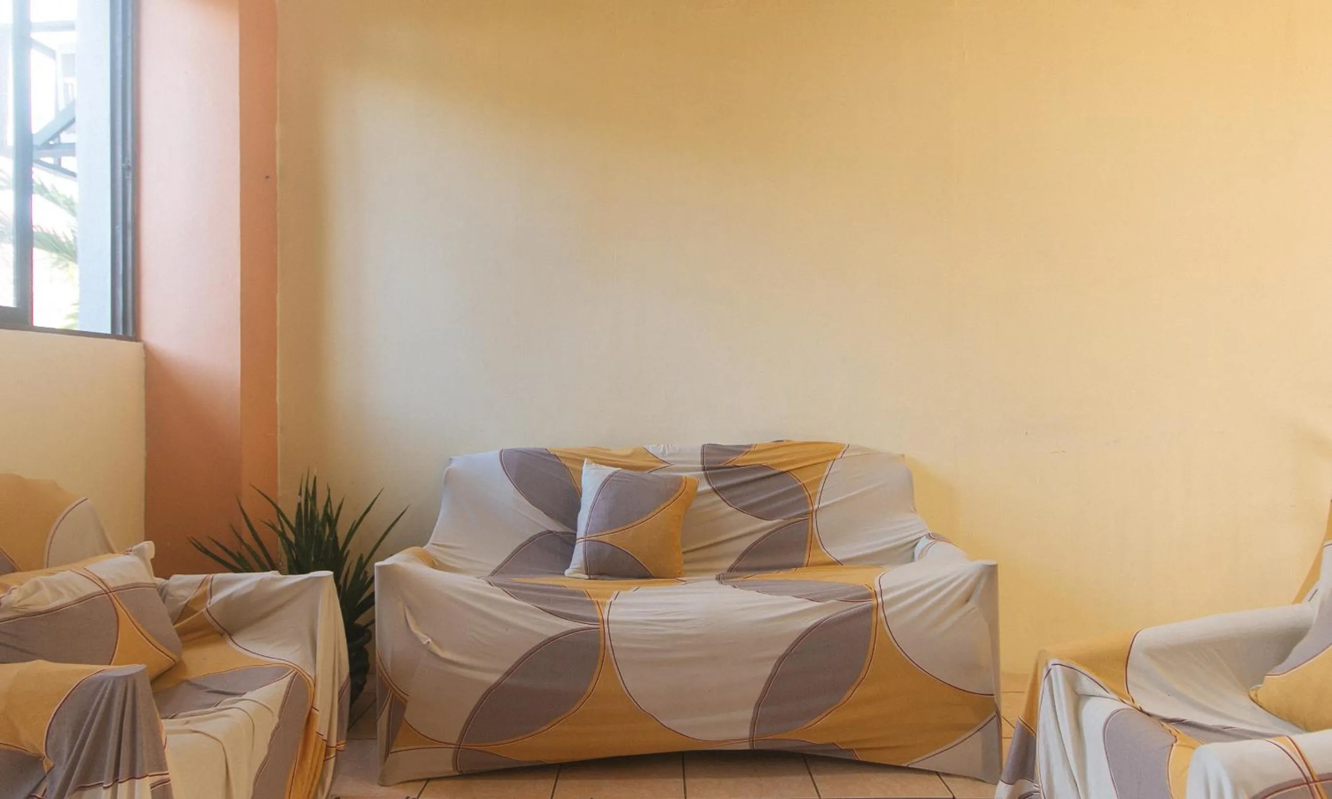 Seating area in RedDoorz at Amora Villa Apartelle