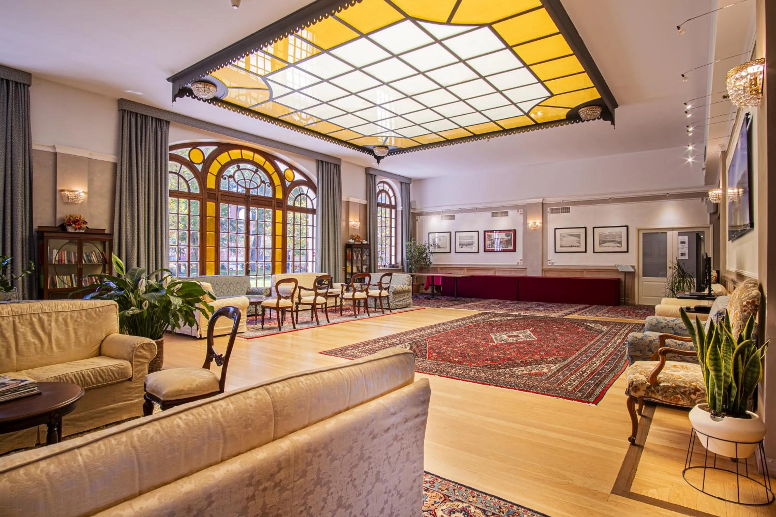 Communal lounge/ TV room in Grande Albergo