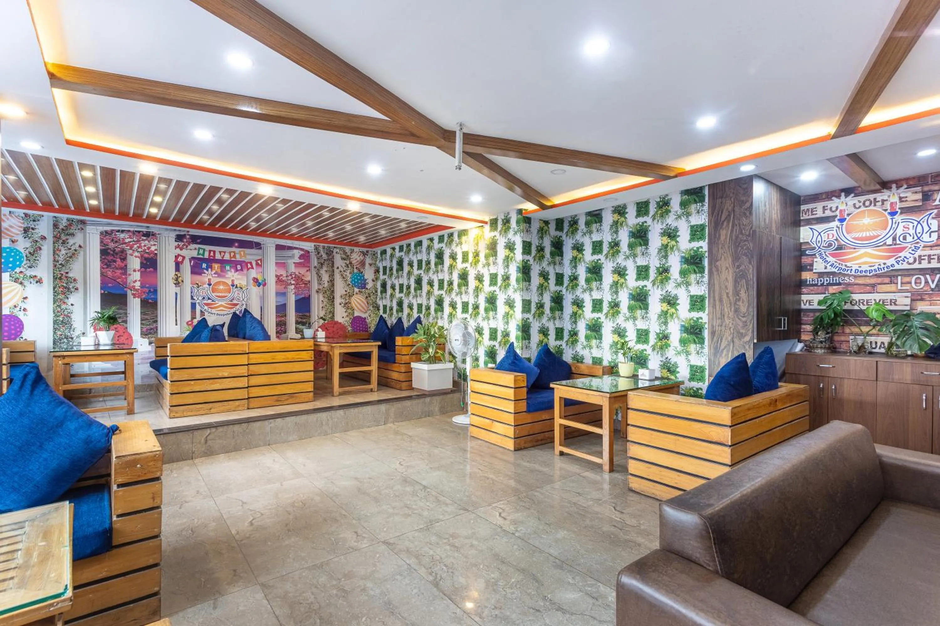 Restaurant/places to eat in Hotel Airport Deepshree