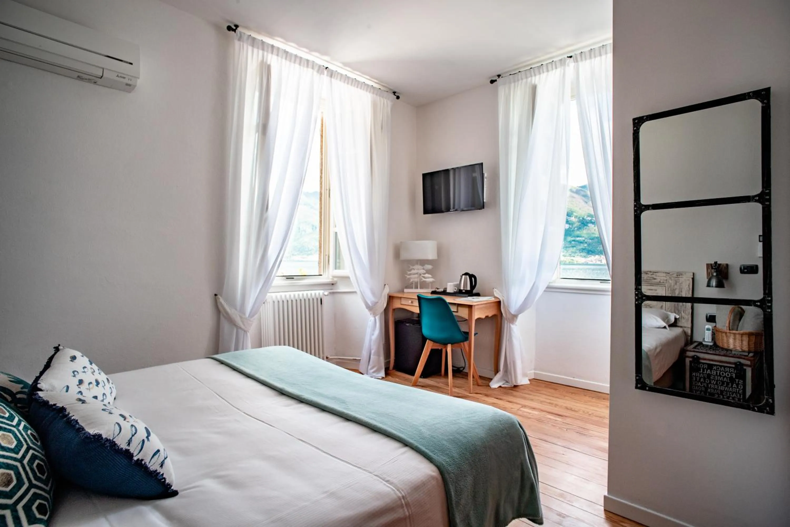 Lake view, Bed in Hotel Villa Aurora