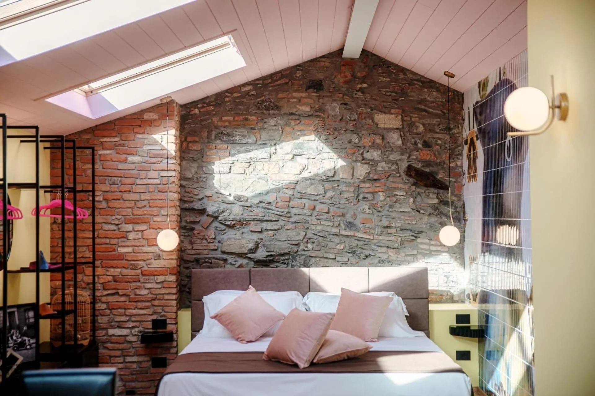 Bed in Aurum - Como Luxury Suites