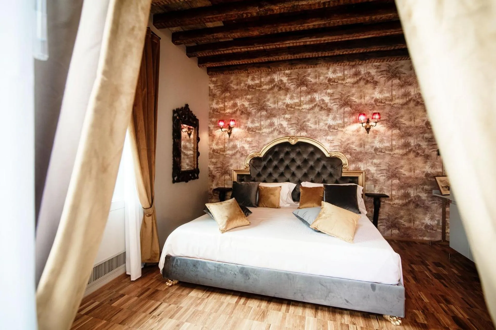Bed in Aurum - Como Luxury Suites