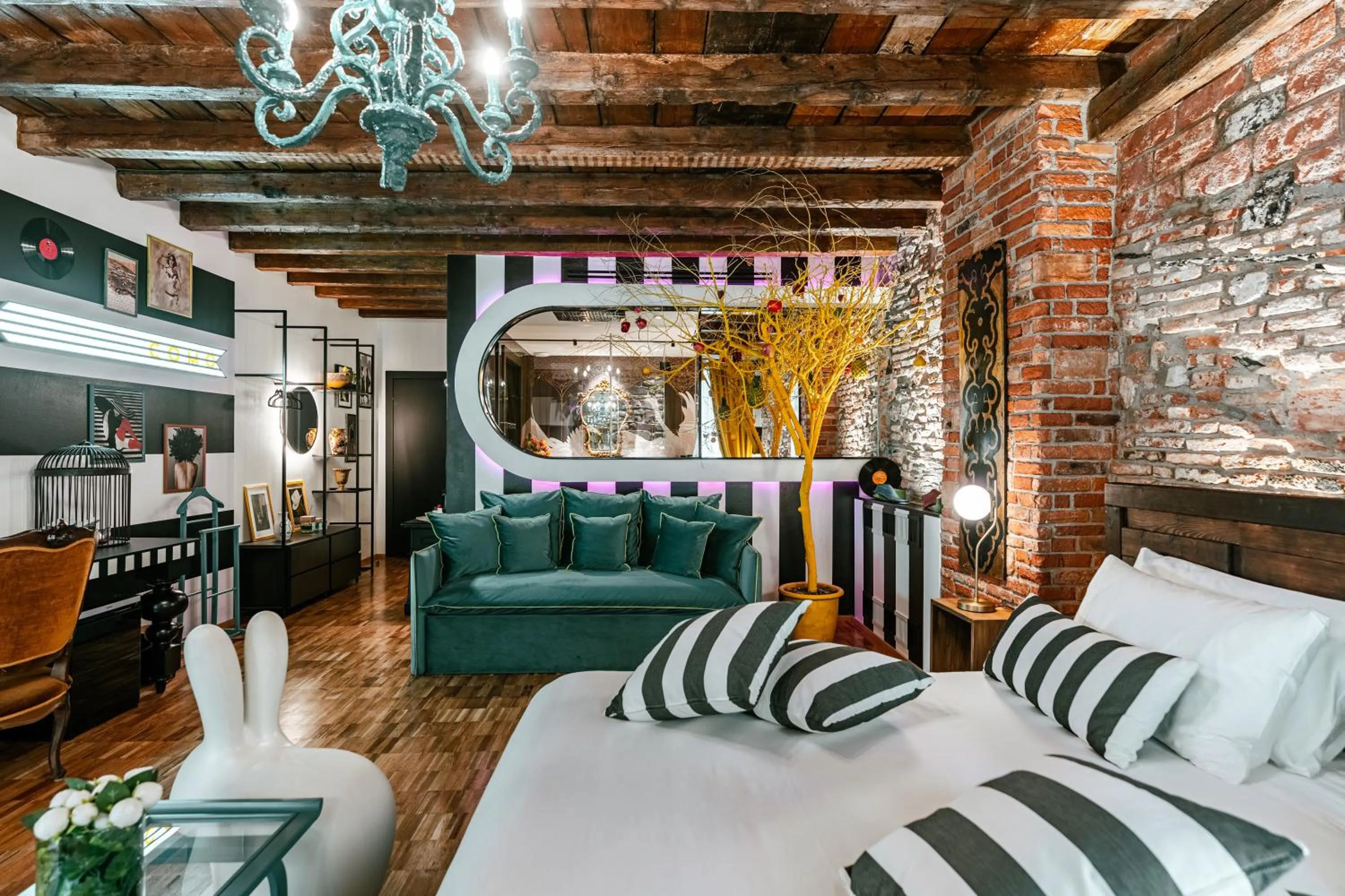 Bed in Aurum - Como Luxury Suites