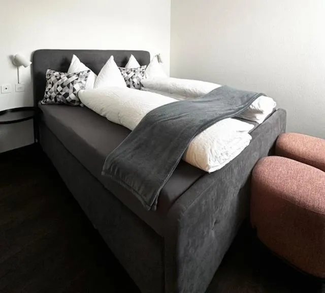 Bed in Hotel B&B Stossplatz anytime and easy self Check-in