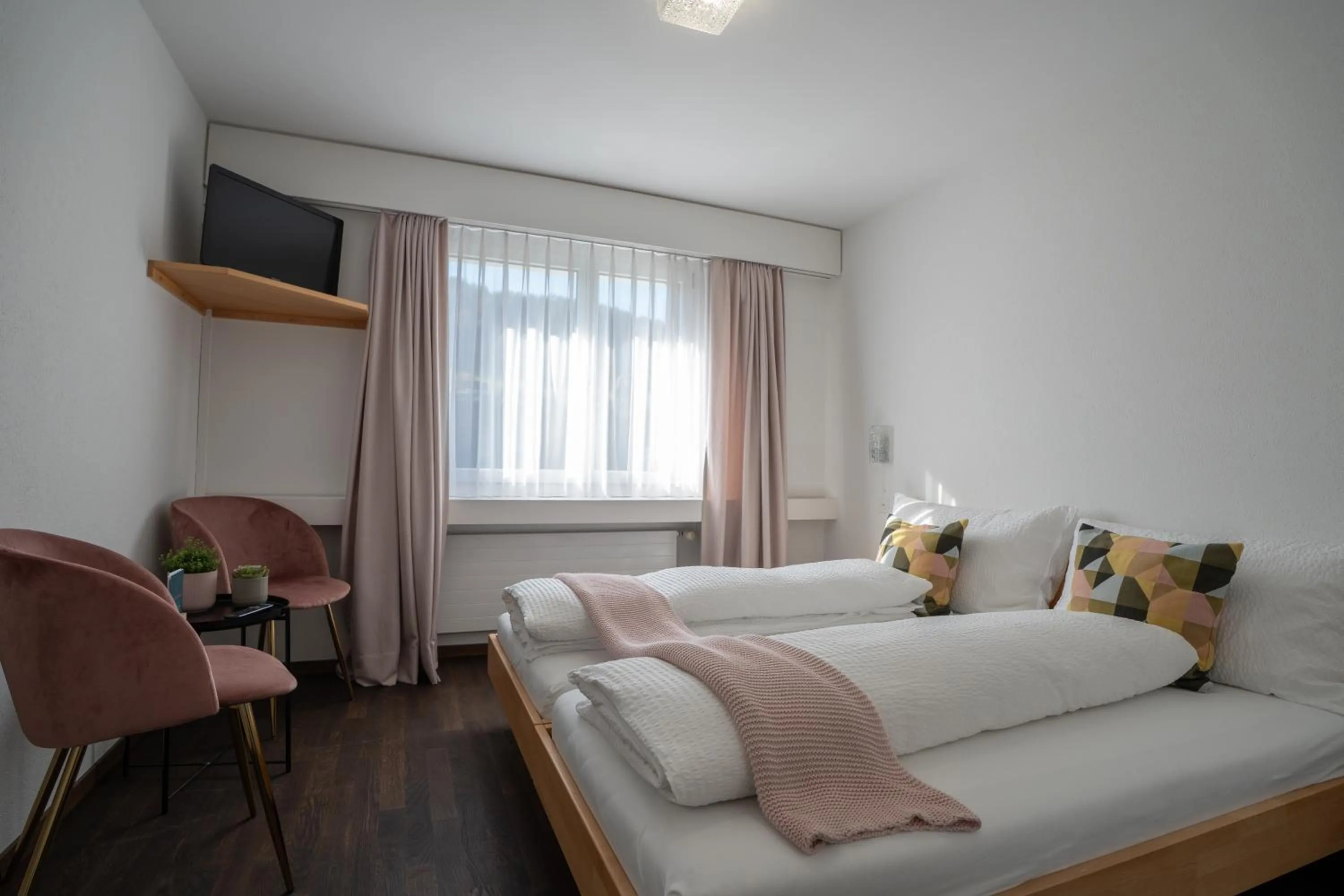 Property building, Bed in Hotel B&B Stossplatz anytime and easy self Check-in