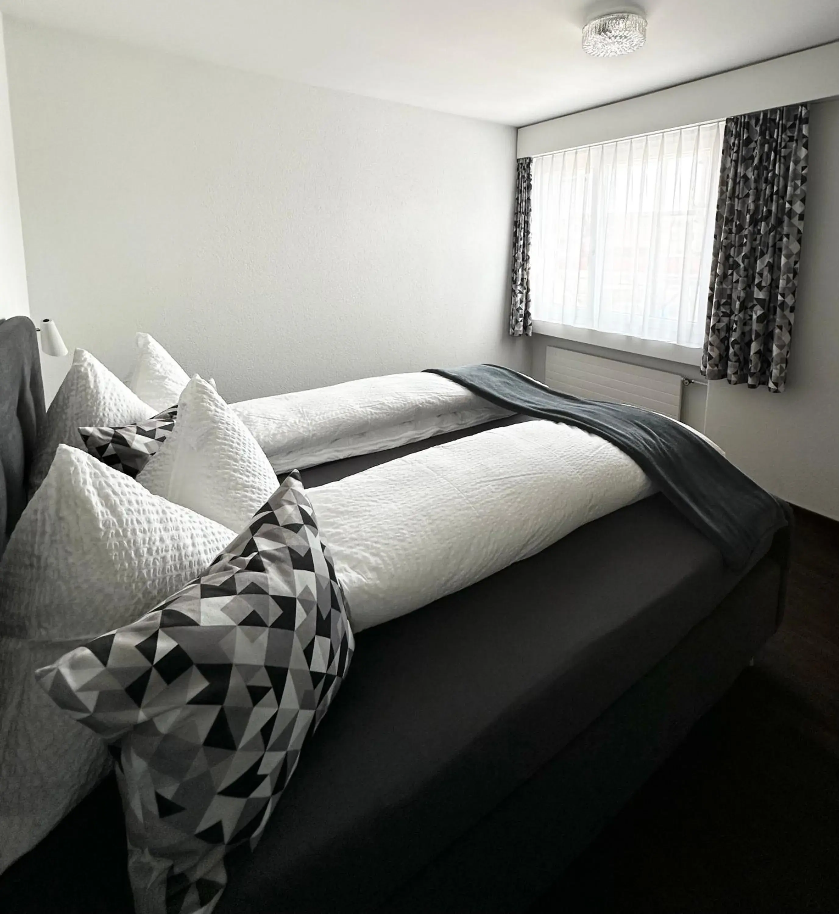 Double Room with Shared Bathroom - single occupancy in Hotel B&B Stossplatz anytime and easy self Check-in Double Room with Shared Bathroom - single occupancy in Hotel B&B Stossplatz anytime and easy self Check-in