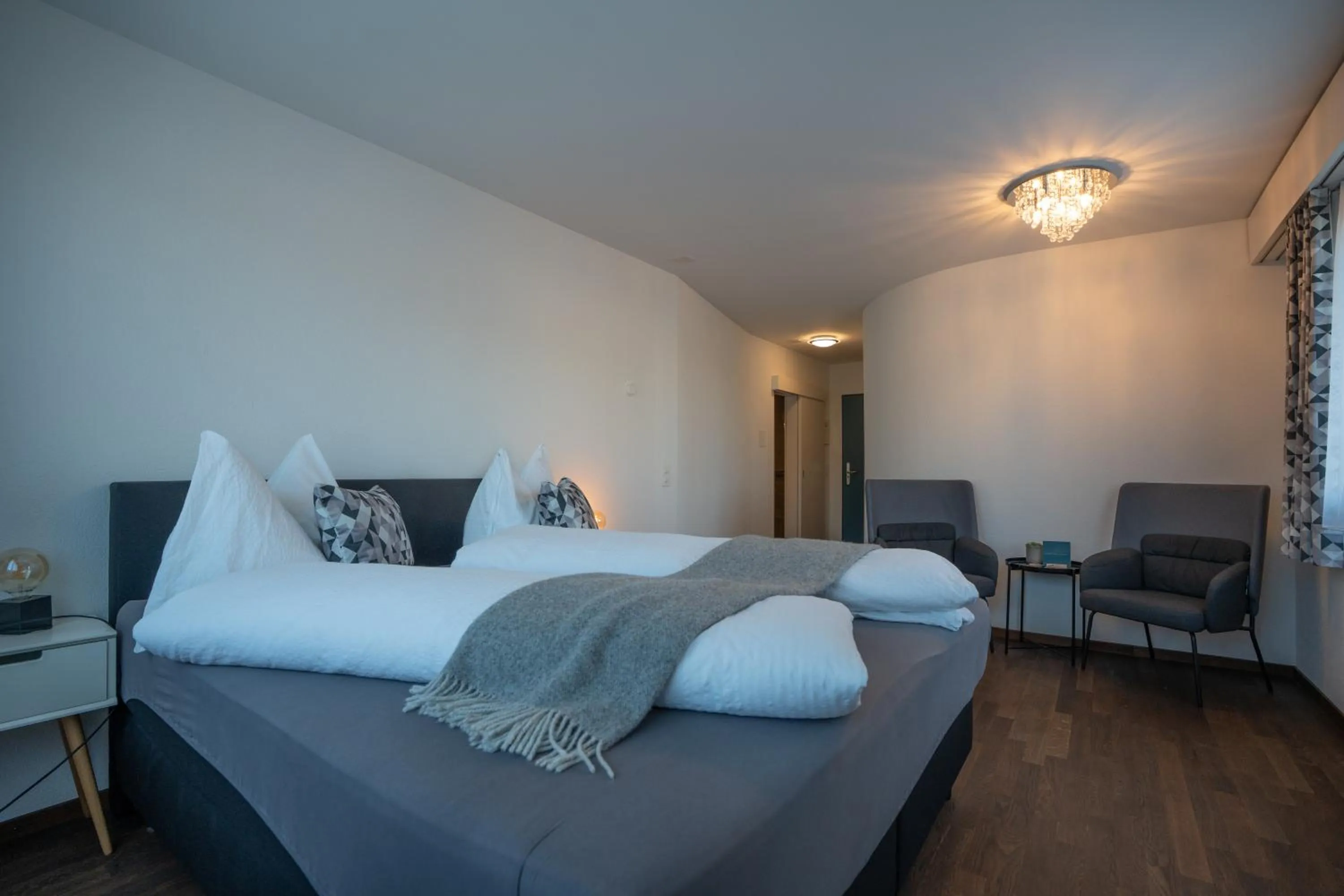 Bed in Hotel B&B Stossplatz anytime and easy self Check-in