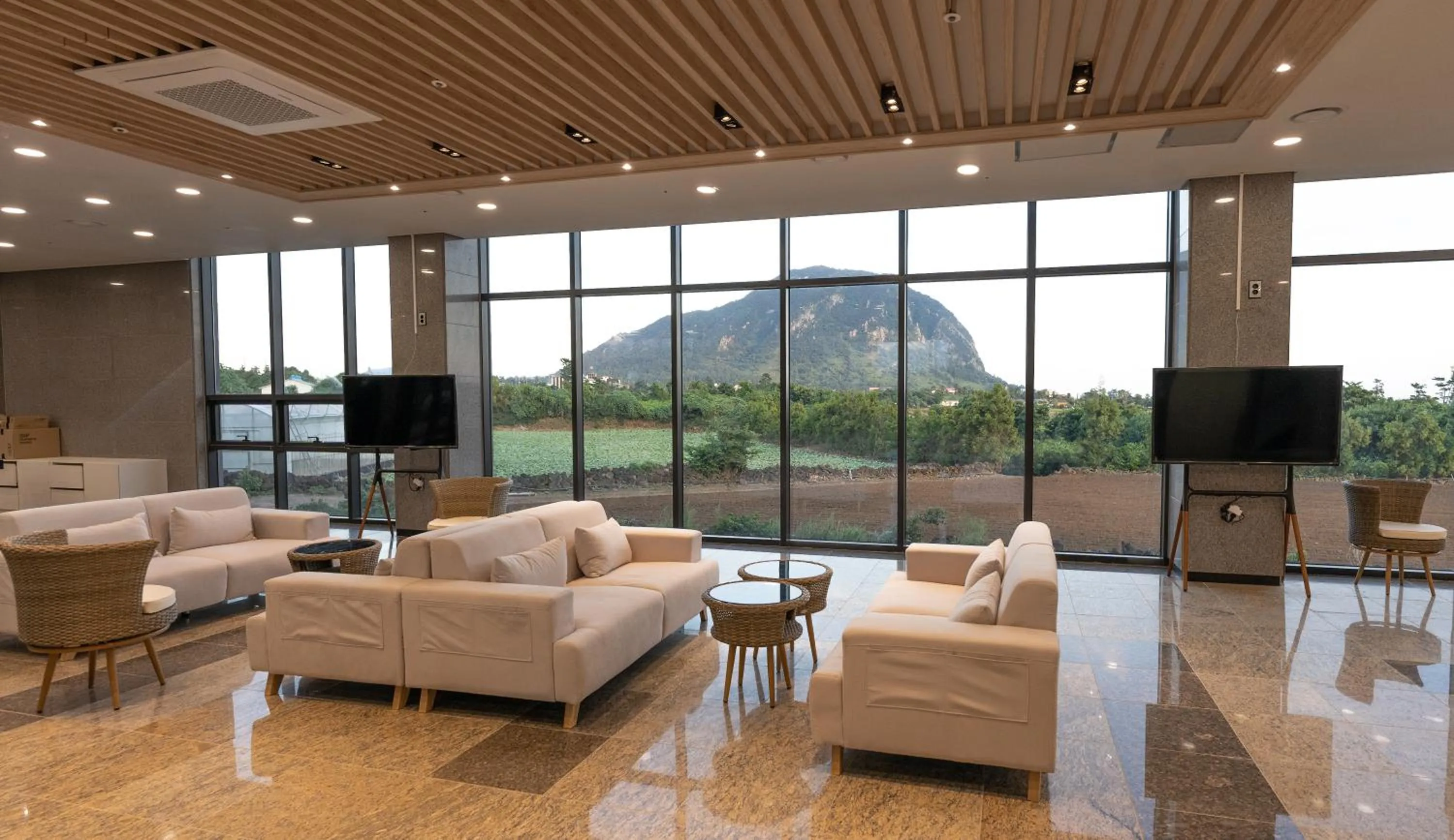 Lobby or reception in Sanbangsan Hotel