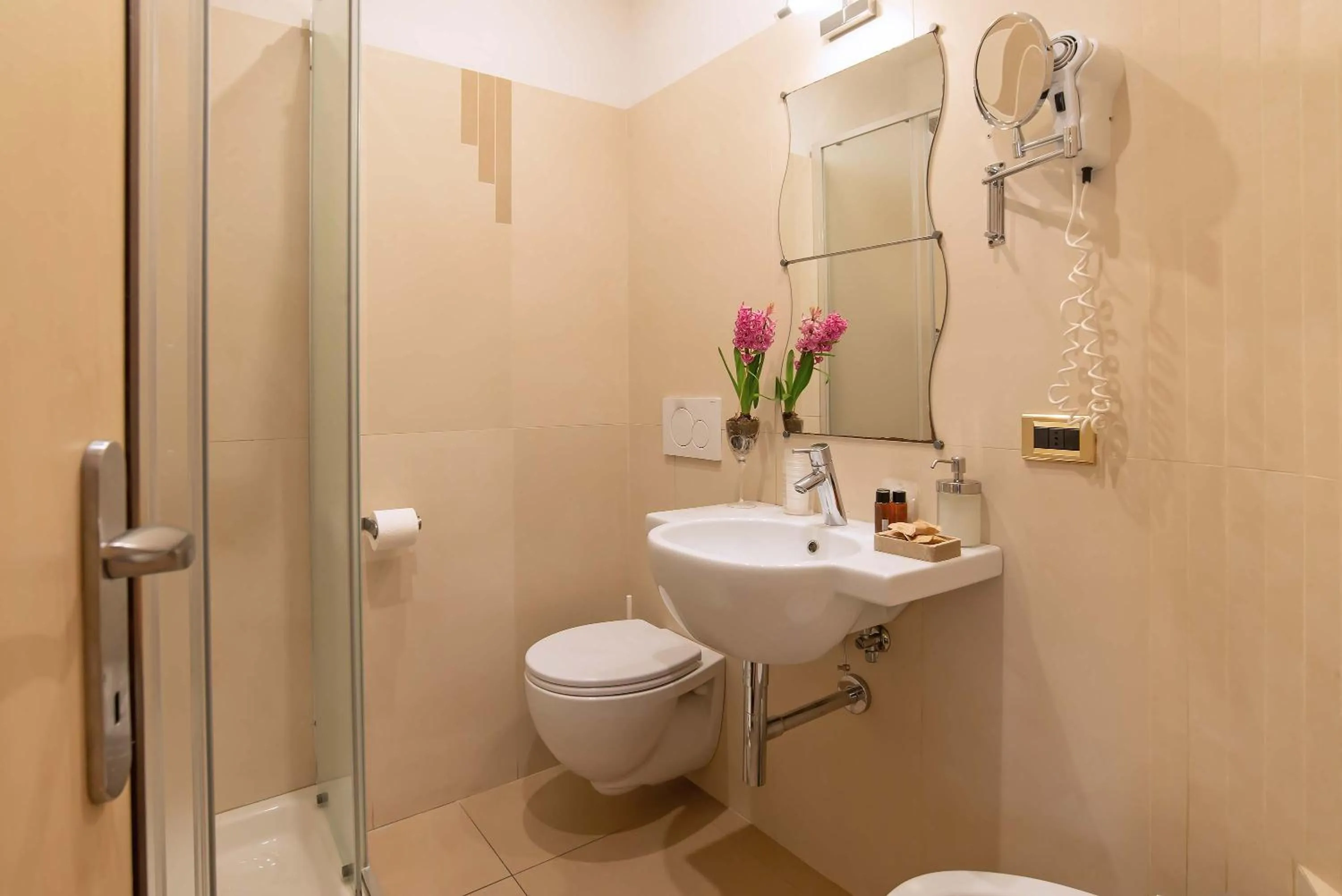 Shower in Hotel Jane