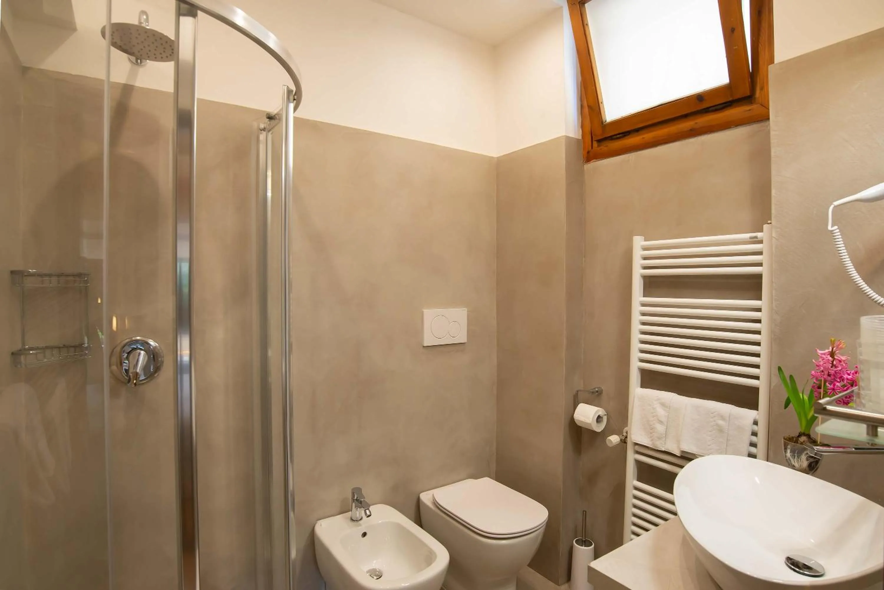 Shower in Hotel Jane