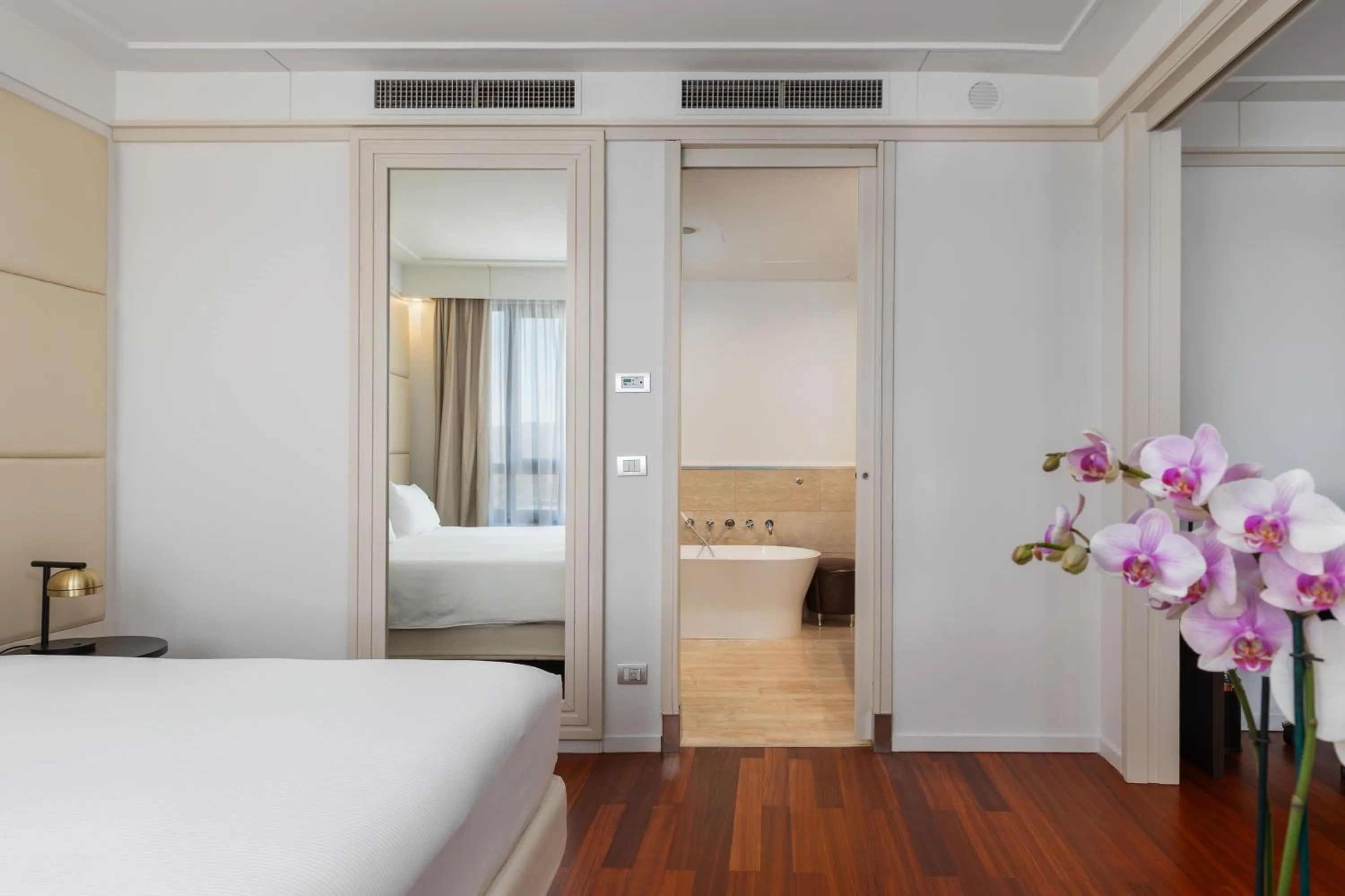 Bed in DoubleTree by Hilton Florence Metropole