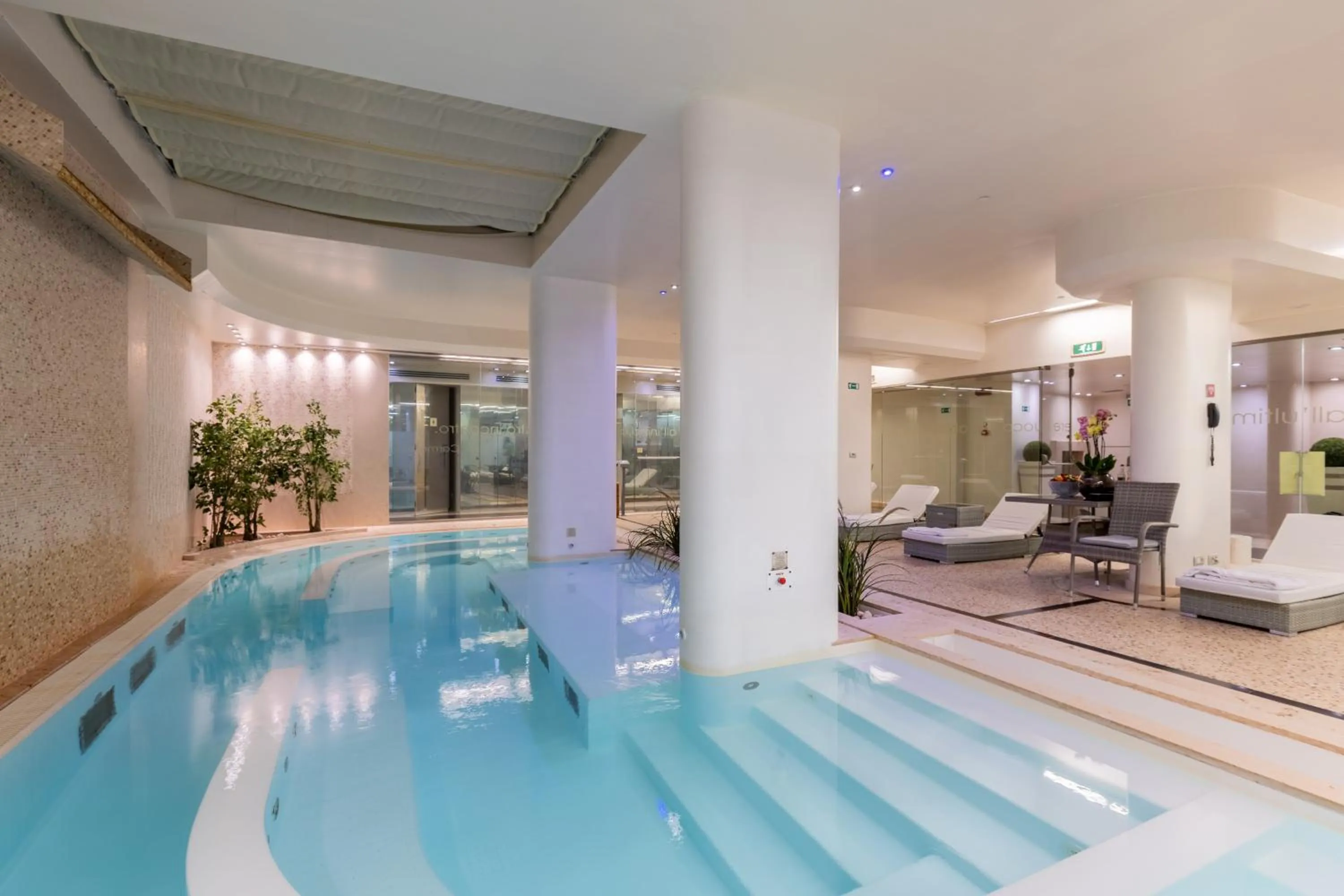 Swimming pool in DoubleTree by Hilton Florence Metropole