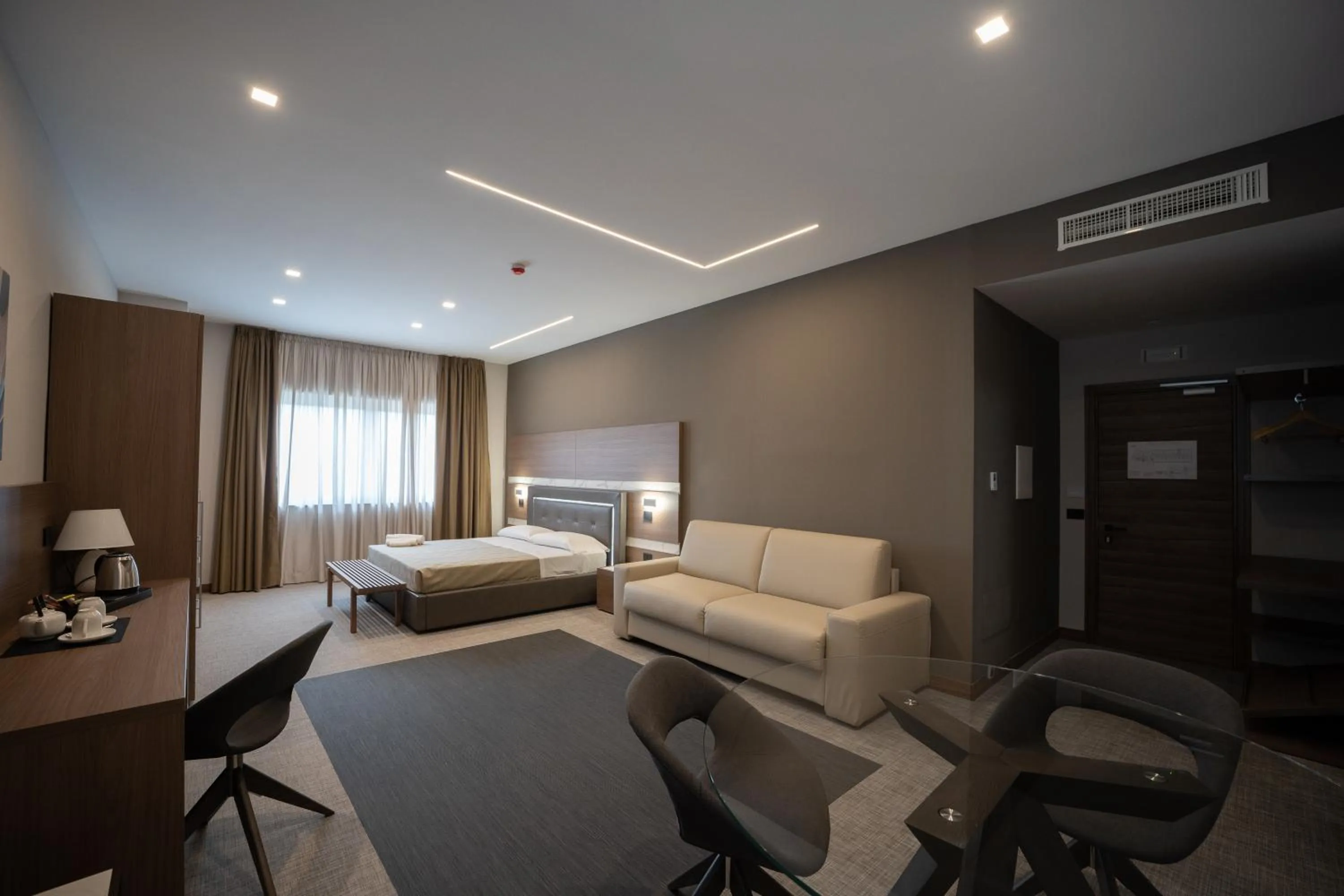 Seating area, Bed in Building Hotel