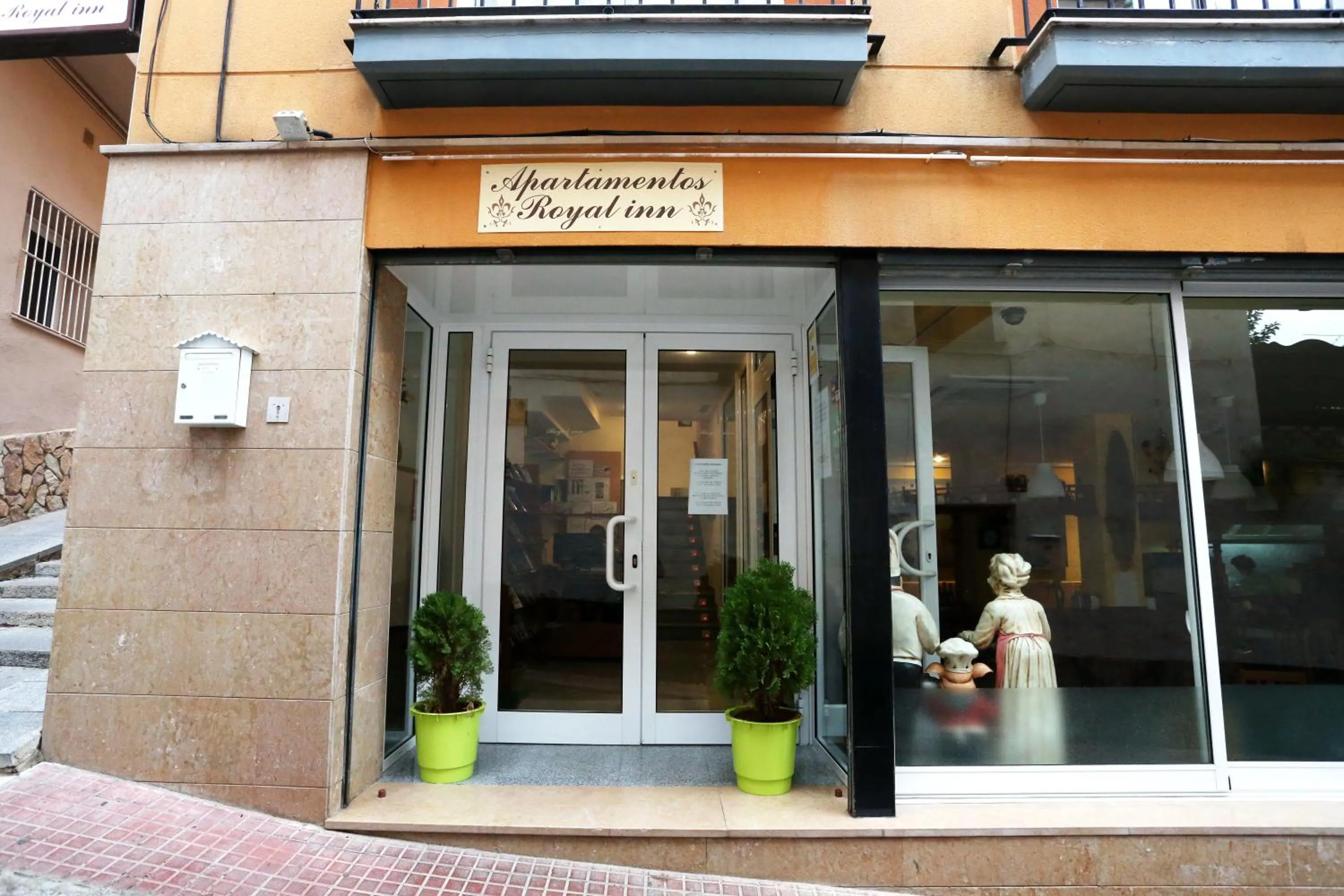 Facade/entrance in Royal Inn Aparthotel