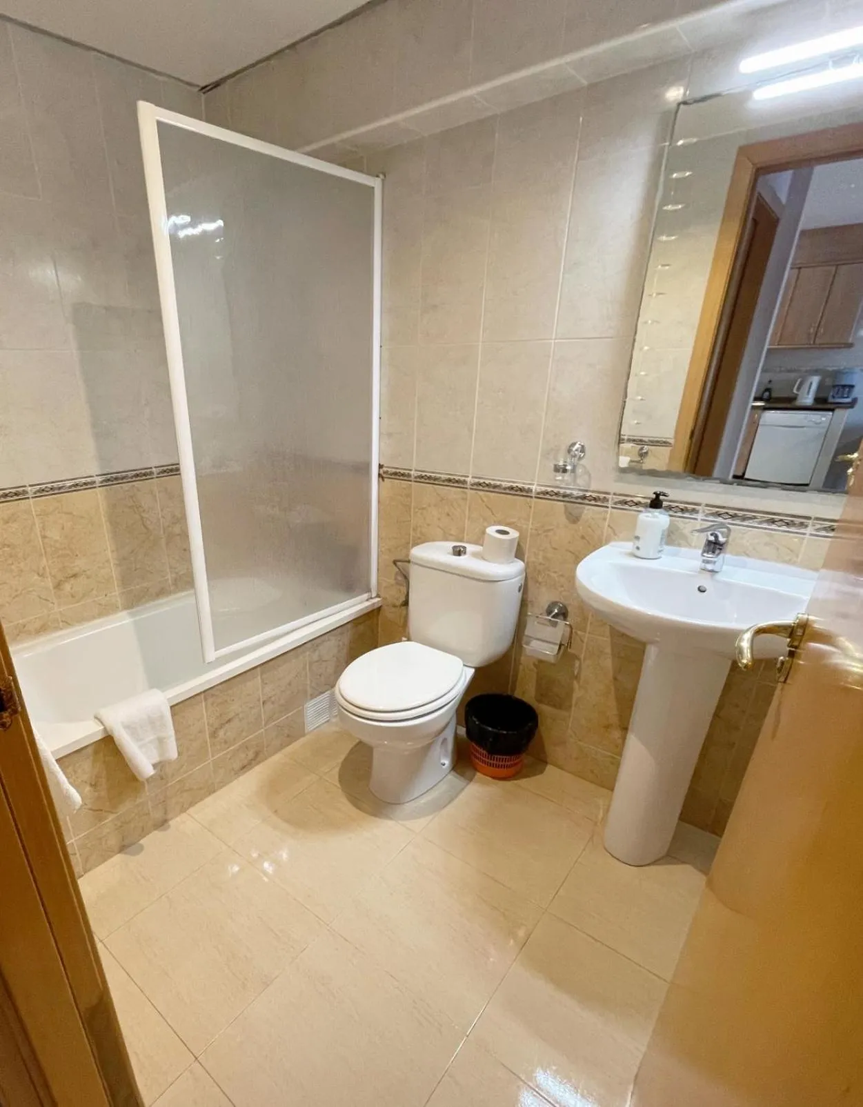 Shower in Royal Inn Aparthotel