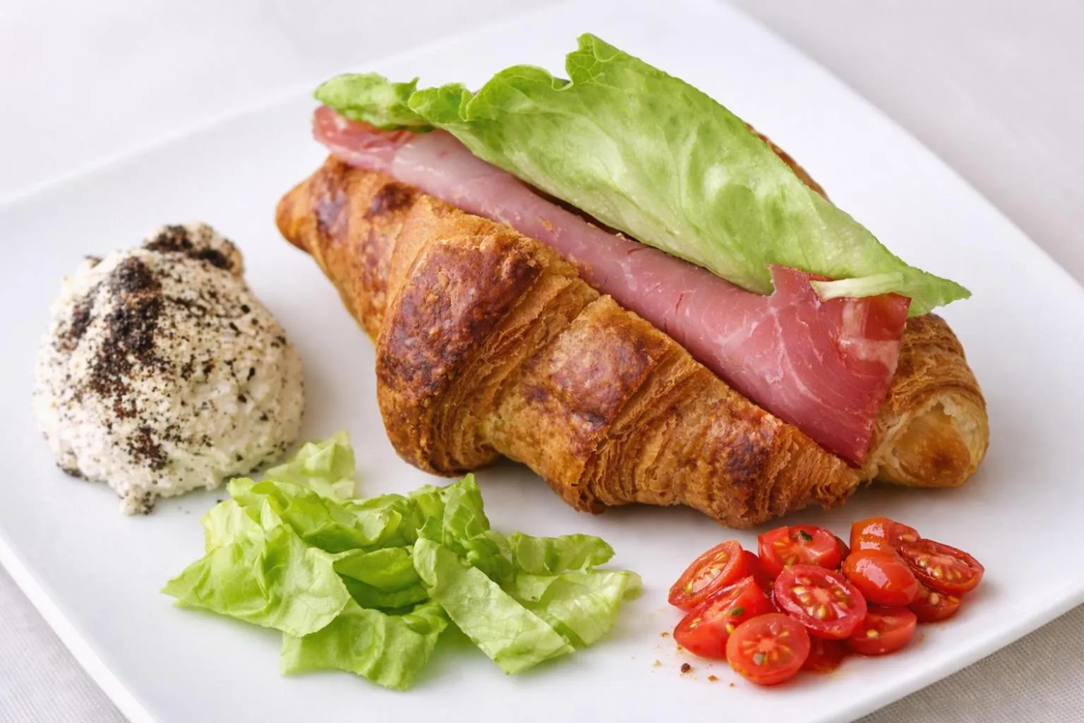 Continental breakfast in Phi Hotel Ambra