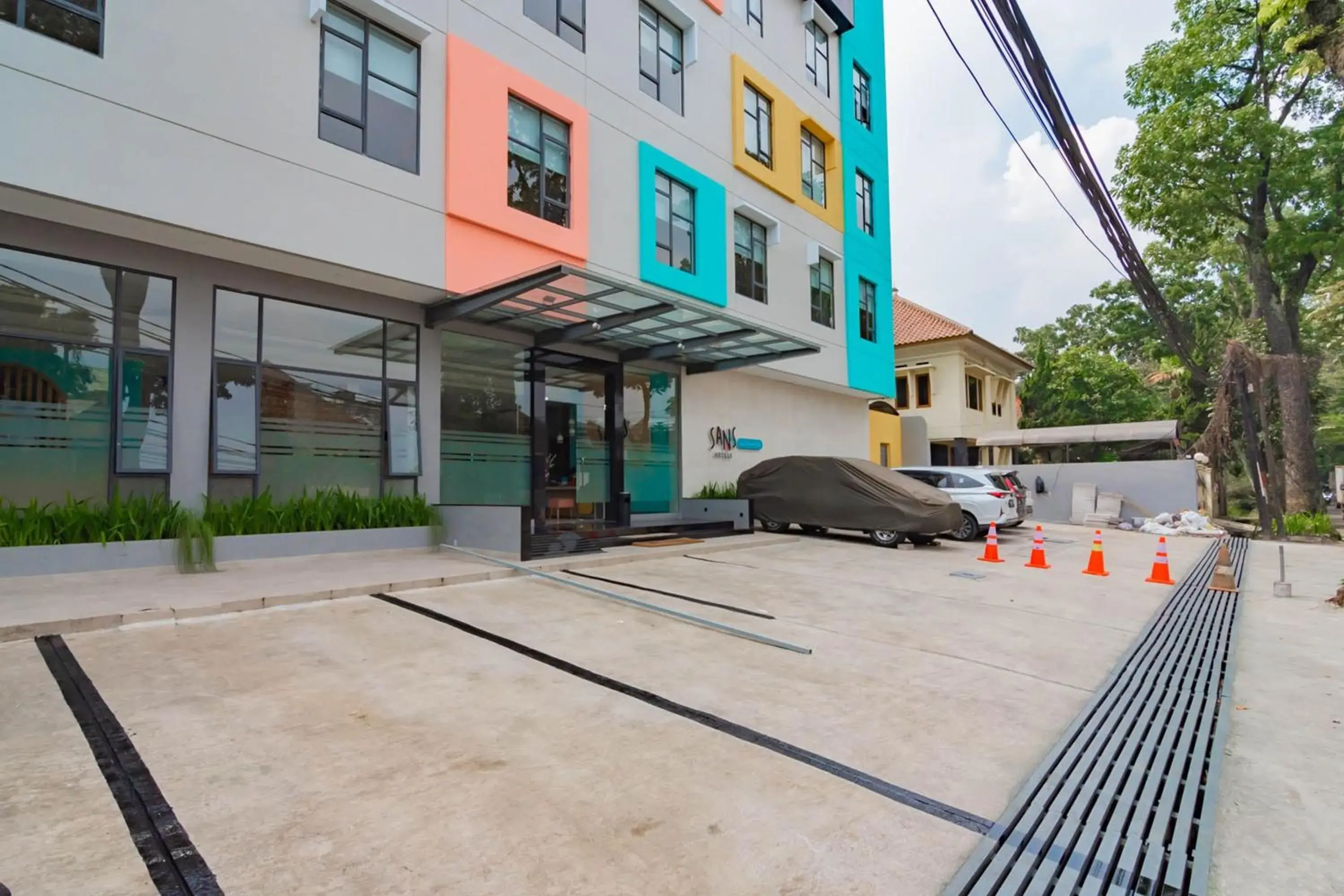 Property building in Sans Hotel Alexander Bandung Property building in Sans Hotel Alexander Bandung