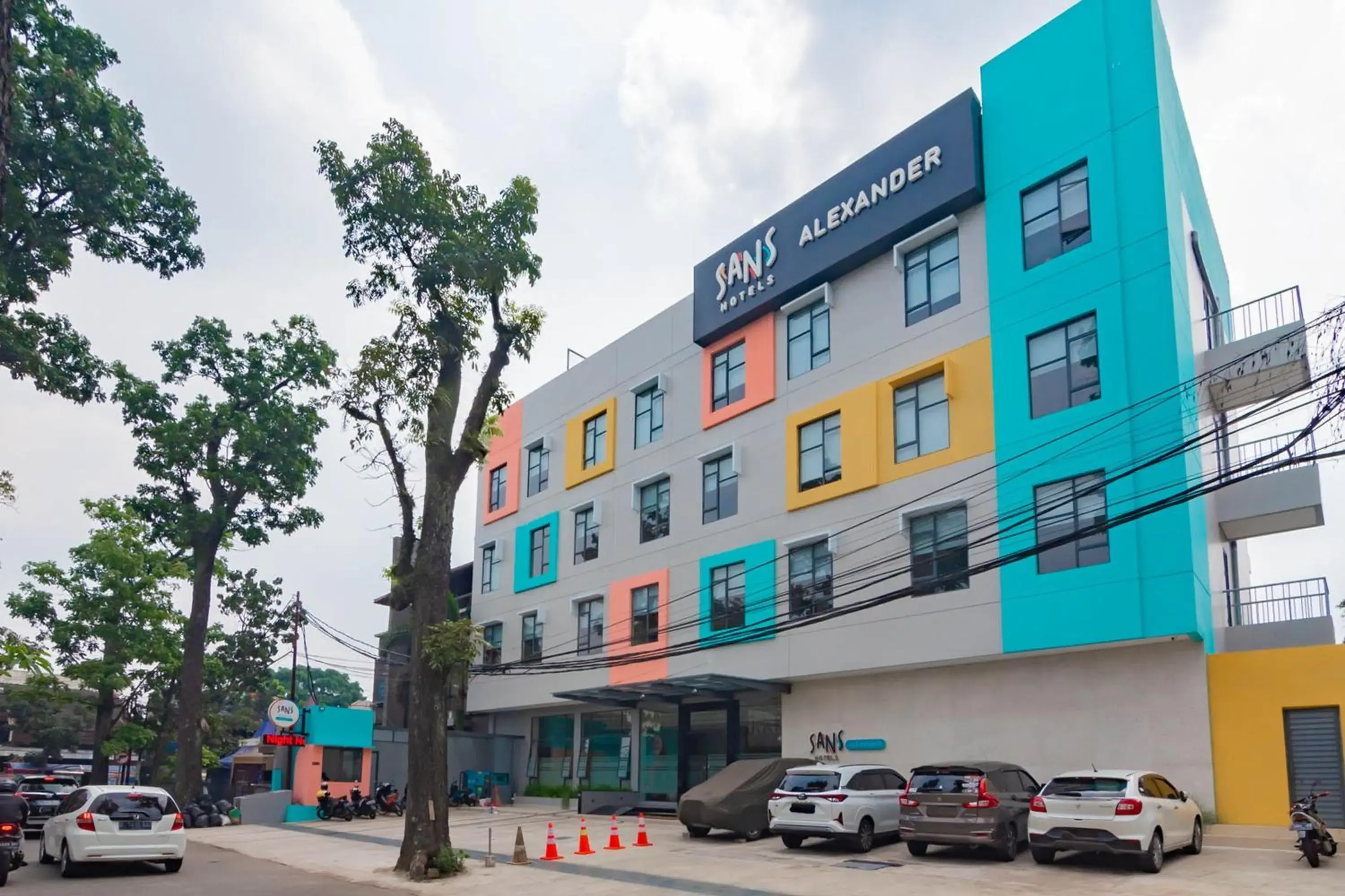 Property building in Sans Hotel Alexander Bandung Property building in Sans Hotel Alexander Bandung