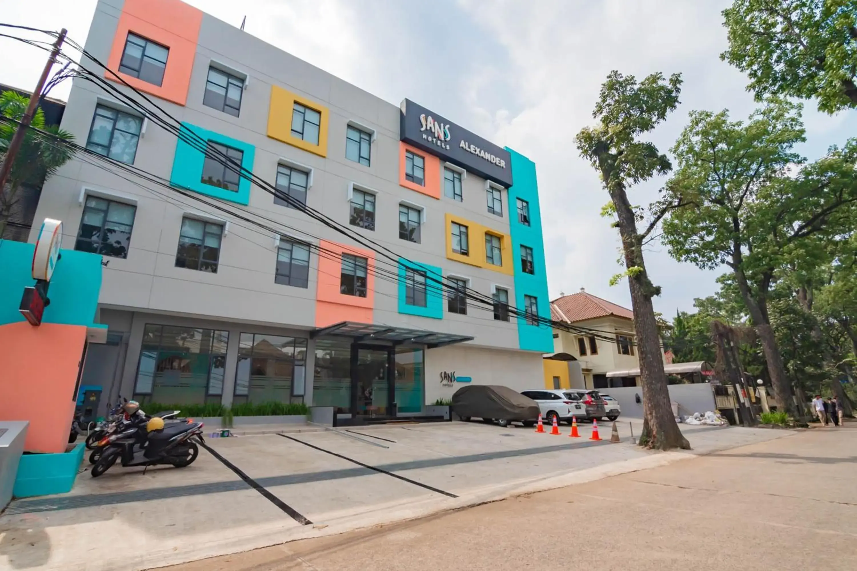 Property building in Sans Hotel Alexander Bandung Property building in Sans Hotel Alexander Bandung