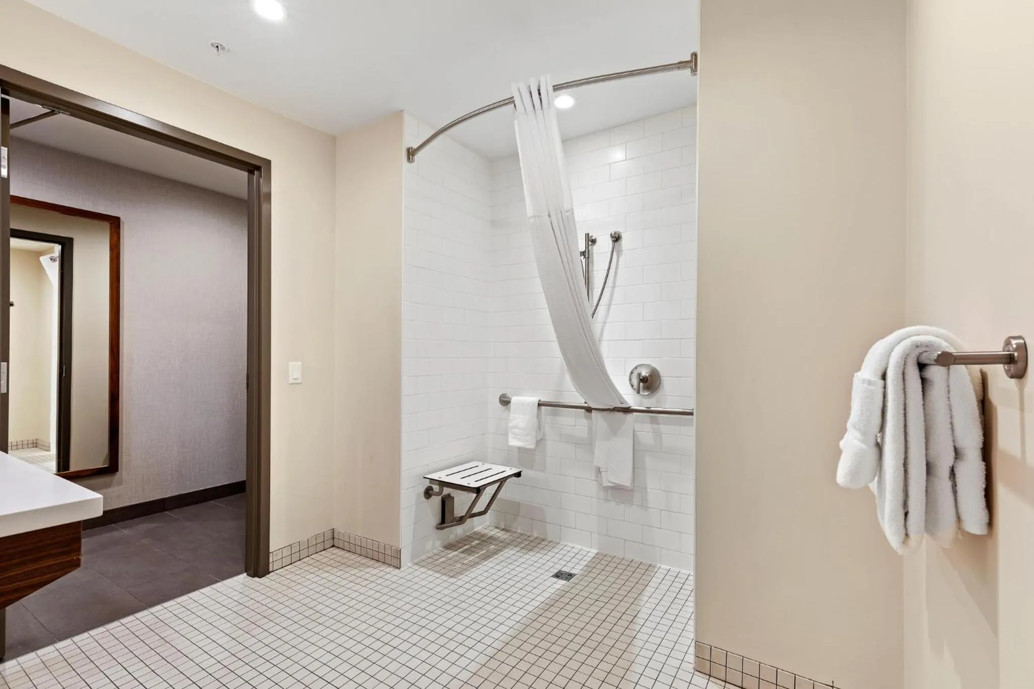 Shower in Mountain View Inn & Suites