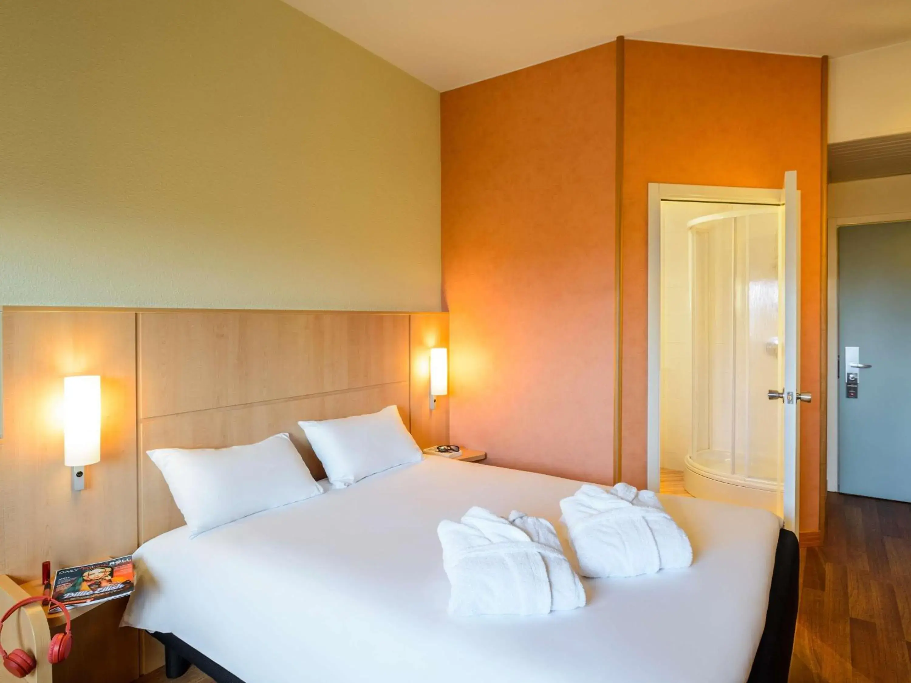 Bedroom, Bed in Hotel Ibis Milano Malpensa Bedroom, Bed in Hotel Ibis Milano Malpensa